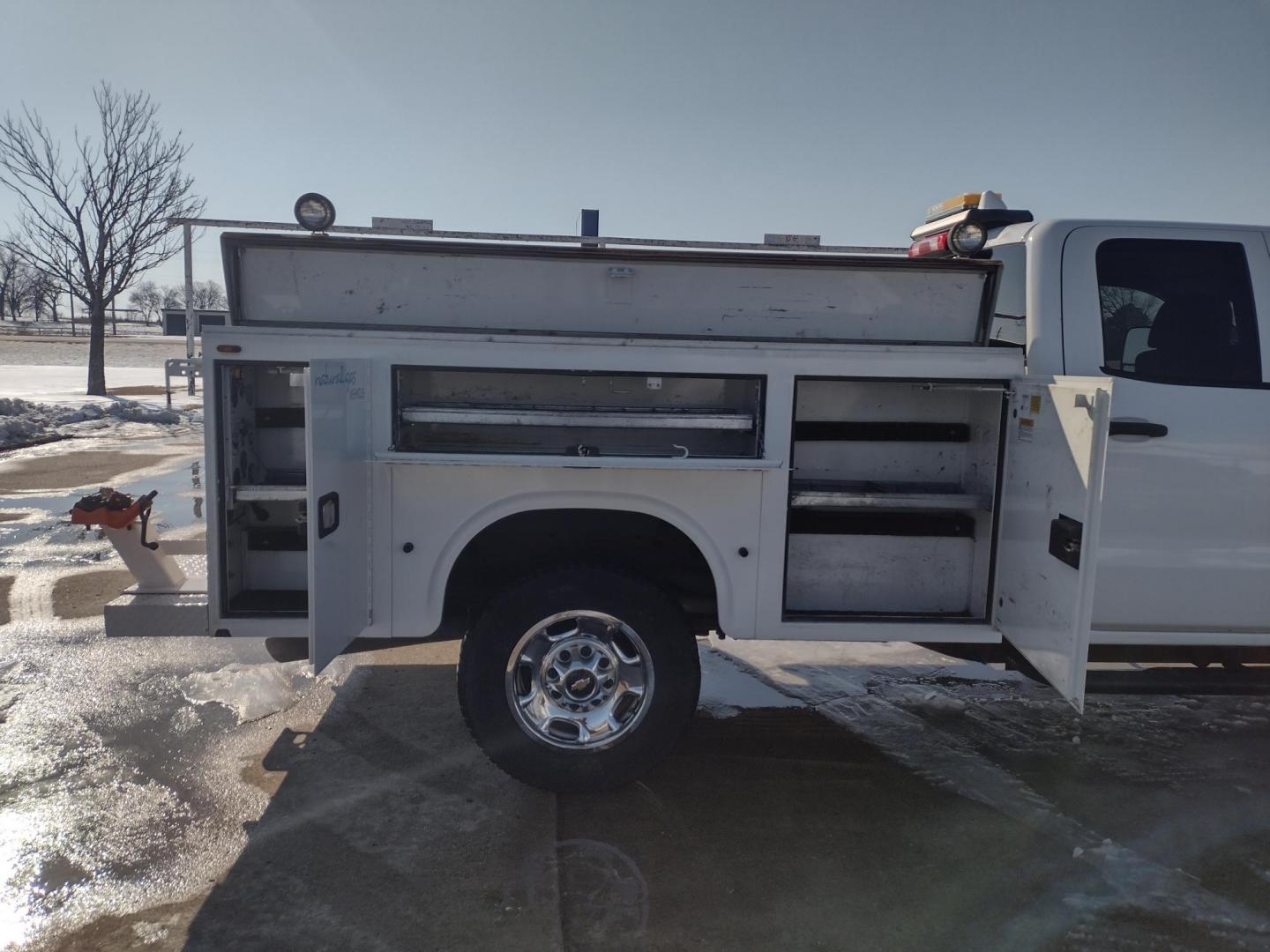 2015 White /Gray Chevrolet Silverado 2500HD (1GC2KUEG7FZ) with an 6.0L V8 OHV 16V FFV engine, 6-Speed Automatic transmission, located at 17760 Hwy 62, Morris, OK, 74445, (918) 733-4887, 35.609104, -95.877060 - 2015 CHEVY SILVERADO 2500 HD 4WD BI-FUEL SYSTEM THAT RUNS ON CNG OR GASOLINE WITH 6.0L V8 ENIGINE. ***CLEAN TITLE*** IT FEATURES POWER LOCKS, POWER WINDOWS, MANUAL SEATS, CLOTH INTERIOR, CRUSIE CONTROL, TRACTION CONTROL, TRAILER BRAKES, BACKUP CAMERA, AM/FM RADIO, NO BACK SEAT HAS OPEN TOOL BOX, - Photo#18