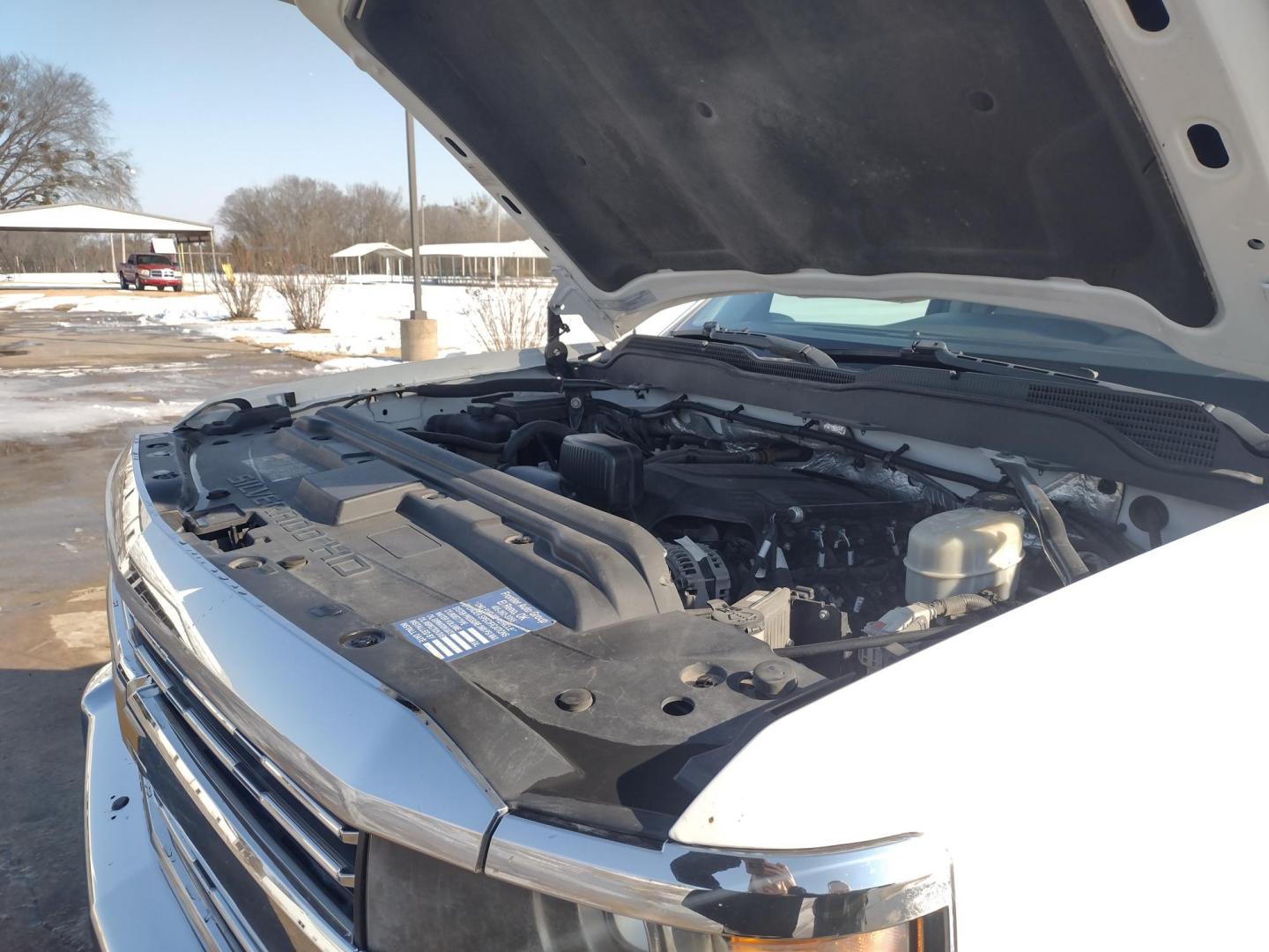 2015 White /Gray Chevrolet Silverado 2500HD (1GC2KUEG7FZ) with an 6.0L V8 OHV 16V FFV engine, 6-Speed Automatic transmission, located at 17760 Hwy 62, Morris, OK, 74445, (918) 733-4887, 35.609104, -95.877060 - 2015 CHEVY SILVERADO 2500 HD 4WD BI-FUEL SYSTEM THAT RUNS ON CNG OR GASOLINE WITH 6.0L V8 ENIGINE. ***CLEAN TITLE*** IT FEATURES POWER LOCKS, POWER WINDOWS, MANUAL SEATS, CLOTH INTERIOR, CRUSIE CONTROL, TRACTION CONTROL, TRAILER BRAKES, BACKUP CAMERA, AM/FM RADIO, NO BACK SEAT HAS OPEN TOOL BOX, - Photo#23