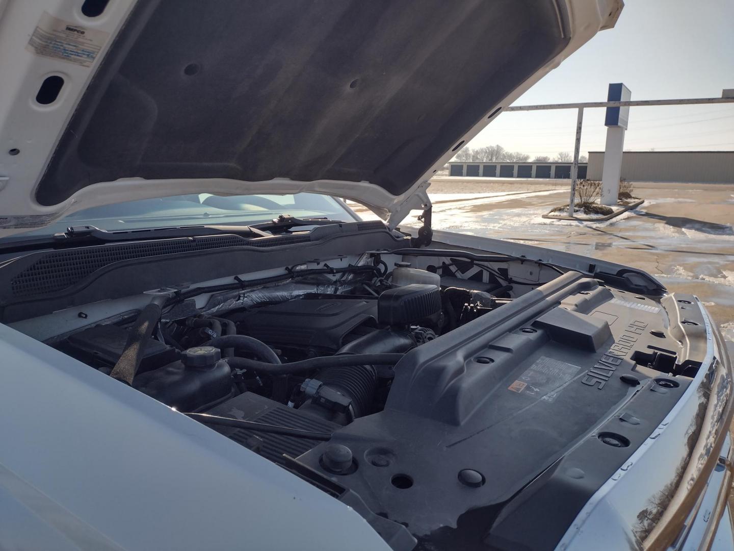 2015 White /Gray Chevrolet Silverado 2500HD (1GC2KUEG7FZ) with an 6.0L V8 OHV 16V FFV engine, 6-Speed Automatic transmission, located at 17760 Hwy 62, Morris, OK, 74445, (918) 733-4887, 35.609104, -95.877060 - 2015 CHEVY SILVERADO 2500 HD 4WD BI-FUEL SYSTEM THAT RUNS ON CNG OR GASOLINE WITH 6.0L V8 ENIGINE. ***CLEAN TITLE*** IT FEATURES POWER LOCKS, POWER WINDOWS, MANUAL SEATS, CLOTH INTERIOR, CRUSIE CONTROL, TRACTION CONTROL, TRAILER BRAKES, BACKUP CAMERA, AM/FM RADIO, NO BACK SEAT HAS OPEN TOOL BOX, - Photo#25