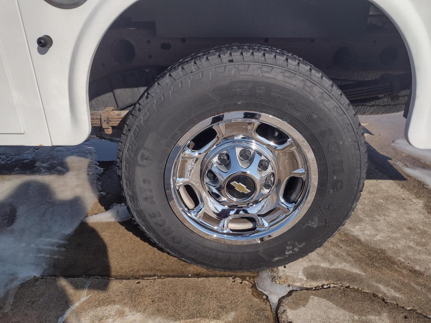 2015 White /Gray Chevrolet Silverado 2500HD (1GC2KUEG7FZ) with an 6.0L V8 OHV 16V FFV engine, 6-Speed Automatic transmission, located at 17760 Hwy 62, Morris, OK, 74445, (918) 733-4887, 35.609104, -95.877060 - 2015 CHEVY SILVERADO 2500 HD 4WD BI-FUEL SYSTEM THAT RUNS ON CNG OR GASOLINE WITH 6.0L V8 ENIGINE. ***CLEAN TITLE*** IT FEATURES POWER LOCKS, POWER WINDOWS, MANUAL SEATS, CLOTH INTERIOR, CRUSIE CONTROL, TRACTION CONTROL, TRAILER BRAKES, BACKUP CAMERA, AM/FM RADIO, NO BACK SEAT HAS OPEN TOOL BOX, - Photo#27