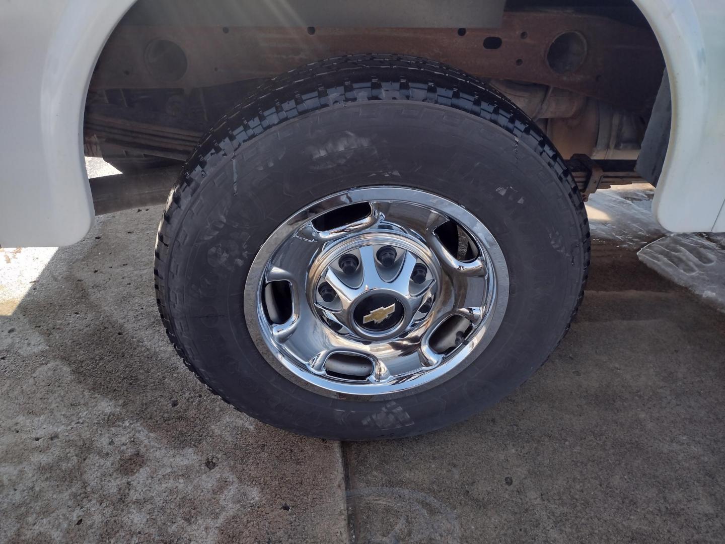 2015 White /Gray Chevrolet Silverado 2500HD (1GC2KUEG7FZ) with an 6.0L V8 OHV 16V FFV engine, 6-Speed Automatic transmission, located at 17760 Hwy 62, Morris, OK, 74445, (918) 733-4887, 35.609104, -95.877060 - 2015 CHEVY SILVERADO 2500 HD 4WD BI-FUEL SYSTEM THAT RUNS ON CNG OR GASOLINE WITH 6.0L V8 ENIGINE. ***CLEAN TITLE*** IT FEATURES POWER LOCKS, POWER WINDOWS, MANUAL SEATS, CLOTH INTERIOR, CRUSIE CONTROL, TRACTION CONTROL, TRAILER BRAKES, BACKUP CAMERA, AM/FM RADIO, NO BACK SEAT HAS OPEN TOOL BOX, - Photo#28