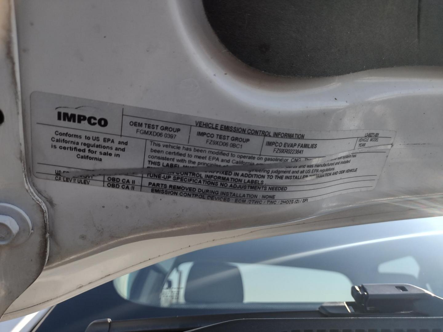 2015 White /Gray Chevrolet Silverado 2500HD (1GC2KUEG7FZ) with an 6.0L V8 OHV 16V FFV engine, 6-Speed Automatic transmission, located at 17760 Hwy 62, Morris, OK, 74445, (918) 733-4887, 35.609104, -95.877060 - 2015 CHEVY SILVERADO 2500 HD 4WD BI-FUEL SYSTEM THAT RUNS ON CNG OR GASOLINE WITH 6.0L V8 ENIGINE. ***CLEAN TITLE*** IT FEATURES POWER LOCKS, POWER WINDOWS, MANUAL SEATS, CLOTH INTERIOR, CRUSIE CONTROL, TRACTION CONTROL, TRAILER BRAKES, BACKUP CAMERA, AM/FM RADIO, NO BACK SEAT HAS OPEN TOOL BOX, - Photo#31