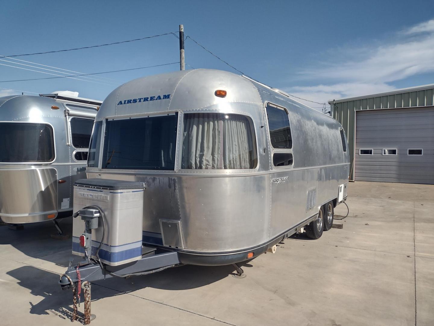 1995 Silver Airstream CLASSIC EXCELLA 25A EXCELLA 25A (1STGEAJ27SJ) , located at 17760 Hwy 62, Morris, OK, 74445, 35.609104, -95.877060 - HAVE YOU EVER WANTED TO BECOME PART OF THE AIRSTREAM FAMILY? WELL HERE IS YOUR CHANCE, CHECK OUT THIS 1995 AIRSTREAM CLASSIC EXCELLA 25A 25.5FT OVERALL WITH 16FT MANUAL AWNING. IN THE LIVING AND KITCHEN AREA IS A SOFA THAT FOLDS DOWN FOR ADDITIONAL SLEEPING, STORAGE UNDER THE SOFA, OVERHEAD CABINETS - Photo#2