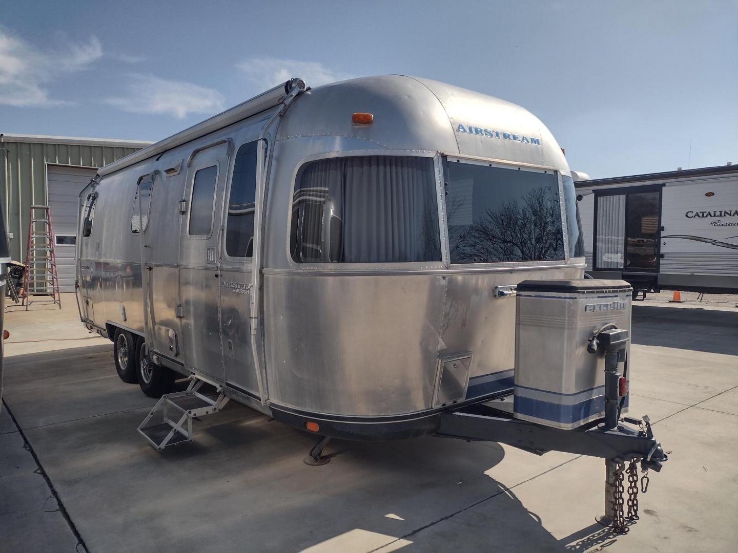 1995 Silver Airstream CLASSIC EXCELLA 25A EXCELLA 25A (1STGEAJ27SJ) , located at 17760 Hwy 62, Morris, OK, 74445, 35.609104, -95.877060 - HAVE YOU EVER WANTED TO BECOME PART OF THE AIRSTREAM FAMILY? WELL HERE IS YOUR CHANCE, CHECK OUT THIS 1995 AIRSTREAM CLASSIC EXCELLA 25A 25.5FT OVERALL WITH 16FT MANUAL AWNING. IN THE LIVING AND KITCHEN AREA IS A SOFA THAT FOLDS DOWN FOR ADDITIONAL SLEEPING, STORAGE UNDER THE SOFA, OVERHEAD CABINETS - Photo#0