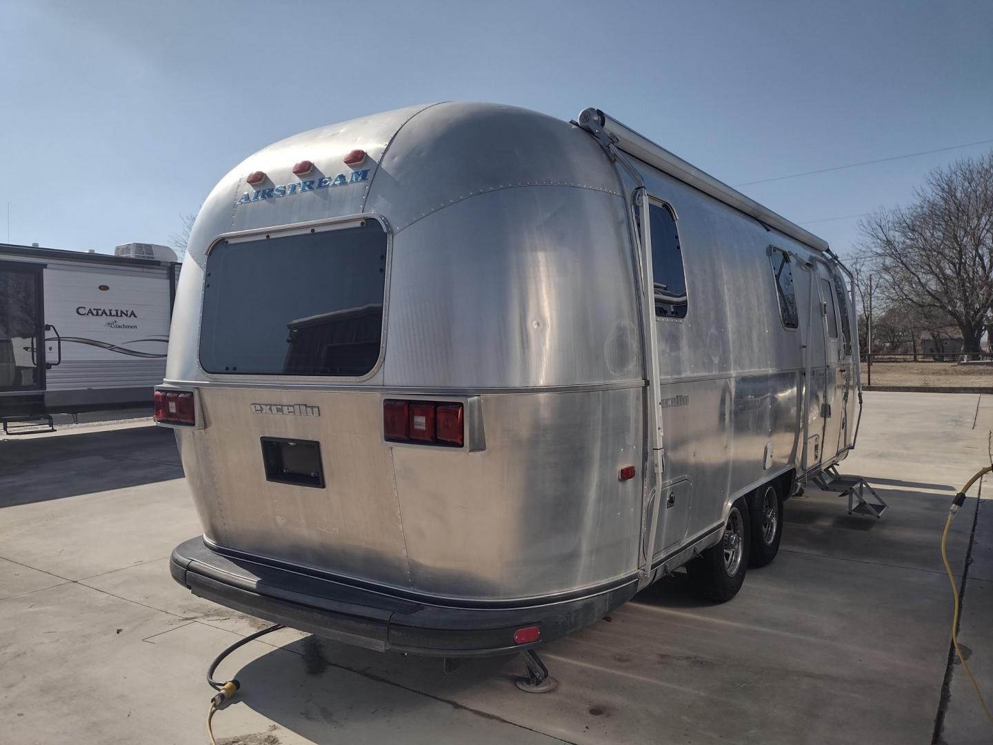 1995 Silver Airstream CLASSIC EXCELLA 25A EXCELLA 25A (1STGEAJ27SJ) , located at 17760 Hwy 62, Morris, OK, 74445, 35.609104, -95.877060 - HAVE YOU EVER WANTED TO BECOME PART OF THE AIRSTREAM FAMILY? WELL HERE IS YOUR CHANCE, CHECK OUT THIS 1995 AIRSTREAM CLASSIC EXCELLA 25A 25.5FT OVERALL WITH 16FT MANUAL AWNING. IN THE LIVING AND KITCHEN AREA IS A SOFA THAT FOLDS DOWN FOR ADDITIONAL SLEEPING, STORAGE UNDER THE SOFA, OVERHEAD CABINETS - Photo#3
