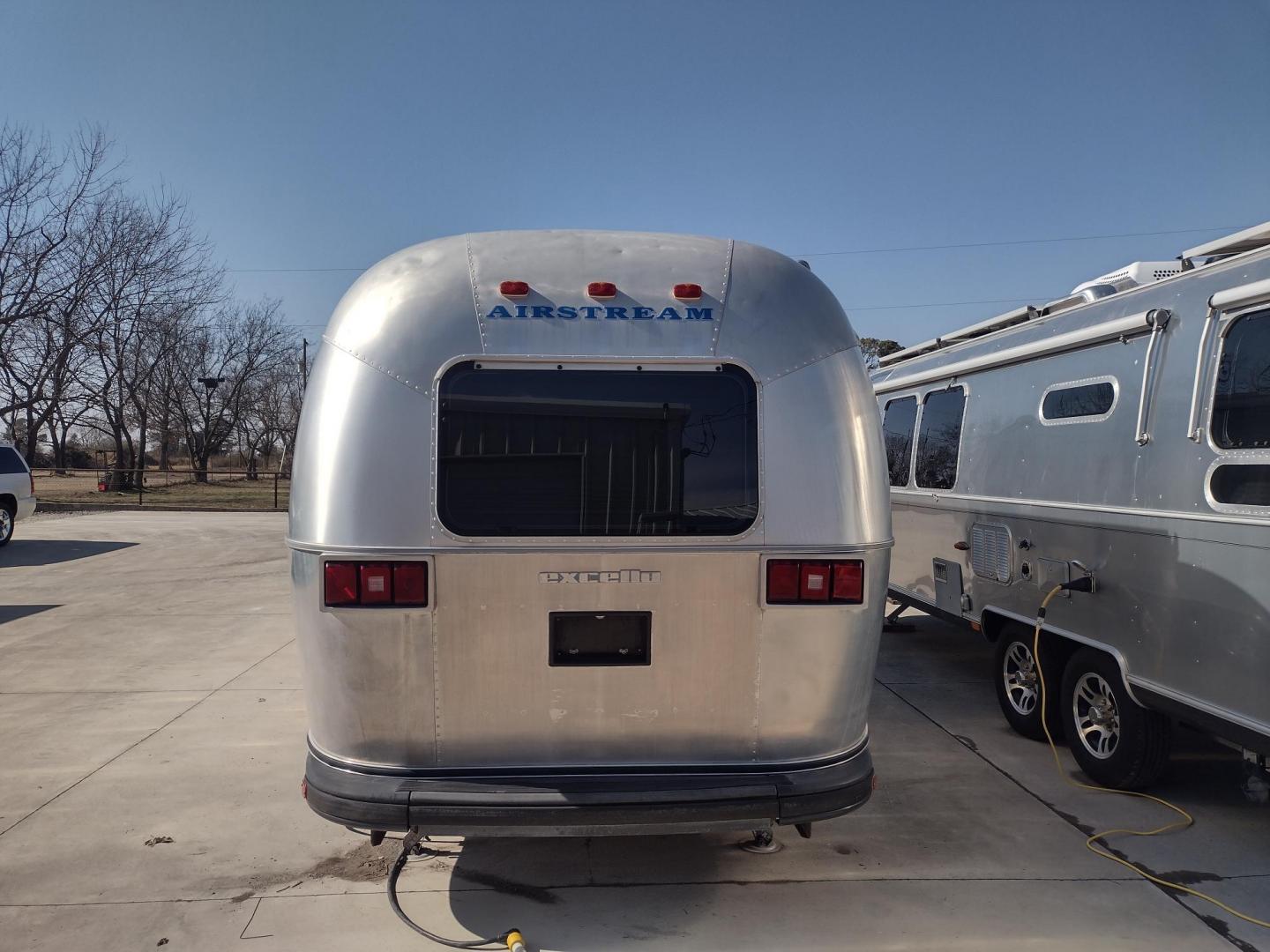 1995 Silver Airstream CLASSIC EXCELLA 25A EXCELLA 25A (1STGEAJ27SJ) , located at 17760 Hwy 62, Morris, OK, 74445, 35.609104, -95.877060 - HAVE YOU EVER WANTED TO BECOME PART OF THE AIRSTREAM FAMILY? WELL HERE IS YOUR CHANCE, CHECK OUT THIS 1995 AIRSTREAM CLASSIC EXCELLA 25A 25.5FT OVERALL WITH 16FT MANUAL AWNING. IN THE LIVING AND KITCHEN AREA IS A SOFA THAT FOLDS DOWN FOR ADDITIONAL SLEEPING, STORAGE UNDER THE SOFA, OVERHEAD CABINETS - Photo#4