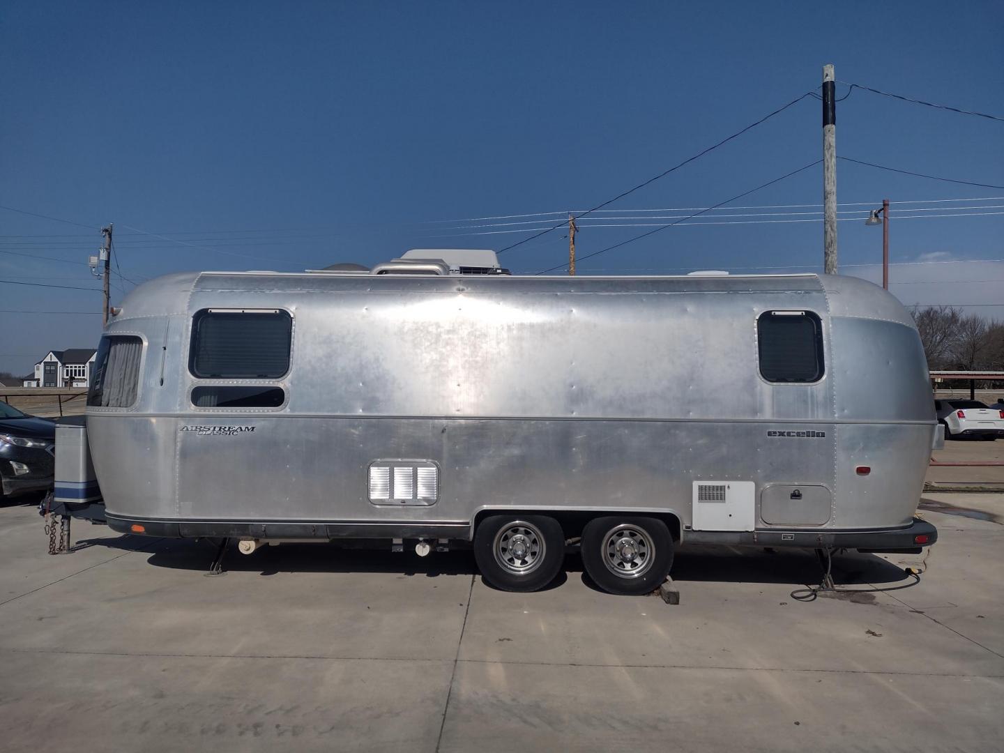 1995 Silver Airstream CLASSIC EXCELLA 25A EXCELLA 25A (1STGEAJ27SJ) , located at 17760 Hwy 62, Morris, OK, 74445, 35.609104, -95.877060 - HAVE YOU EVER WANTED TO BECOME PART OF THE AIRSTREAM FAMILY? WELL HERE IS YOUR CHANCE, CHECK OUT THIS 1995 AIRSTREAM CLASSIC EXCELLA 25A 25.5FT OVERALL WITH 16FT MANUAL AWNING. IN THE LIVING AND KITCHEN AREA IS A SOFA THAT FOLDS DOWN FOR ADDITIONAL SLEEPING, STORAGE UNDER THE SOFA, OVERHEAD CABINETS - Photo#6