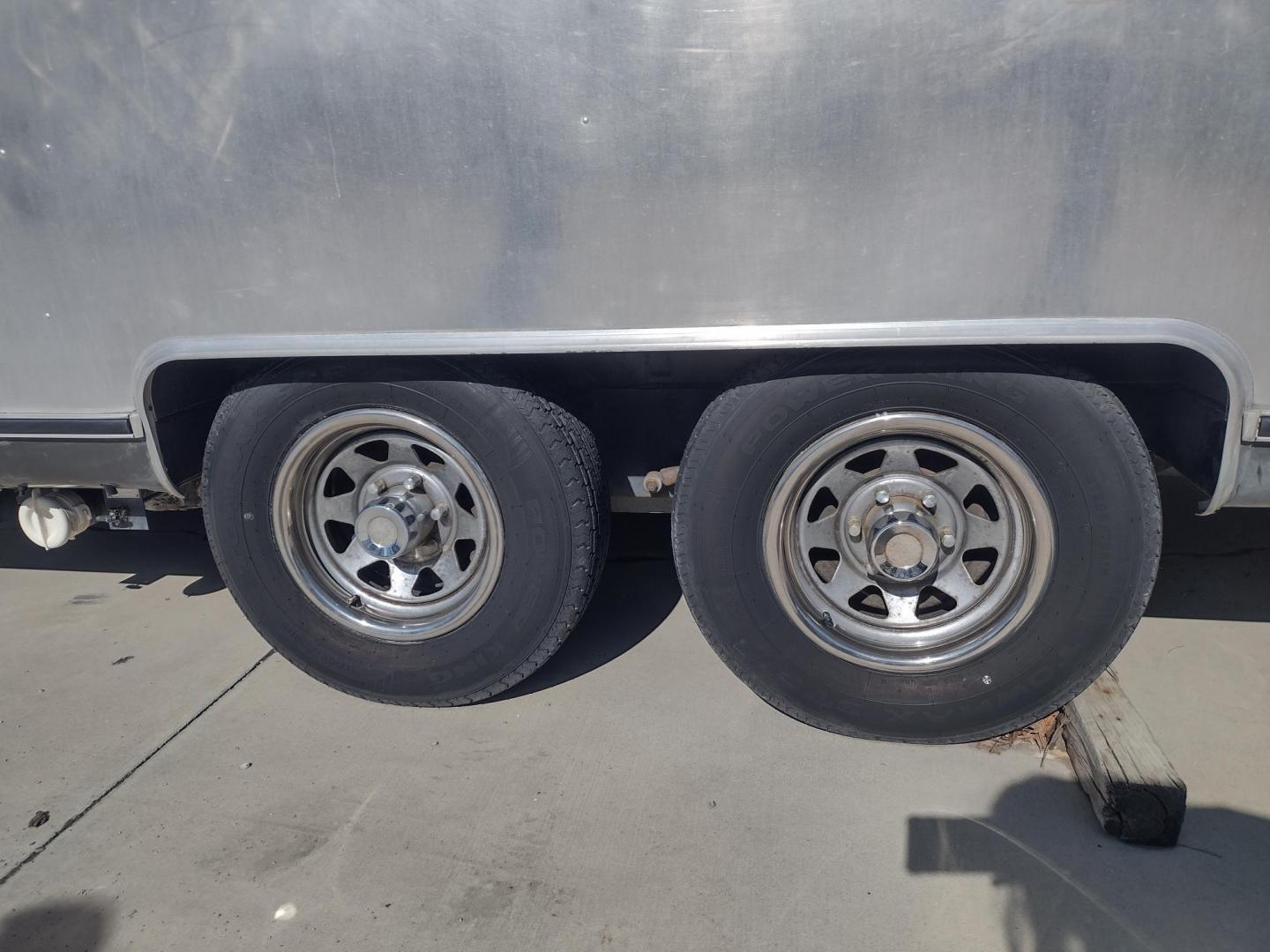 1995 Silver Airstream CLASSIC EXCELLA 25A EXCELLA 25A (1STGEAJ27SJ) , located at 17760 Hwy 62, Morris, OK, 74445, 35.609104, -95.877060 - HAVE YOU EVER WANTED TO BECOME PART OF THE AIRSTREAM FAMILY? WELL HERE IS YOUR CHANCE, CHECK OUT THIS 1995 AIRSTREAM CLASSIC EXCELLA 25A 25.5FT OVERALL WITH 16FT MANUAL AWNING. IN THE LIVING AND KITCHEN AREA IS A SOFA THAT FOLDS DOWN FOR ADDITIONAL SLEEPING, STORAGE UNDER THE SOFA, OVERHEAD CABINETS - Photo#9