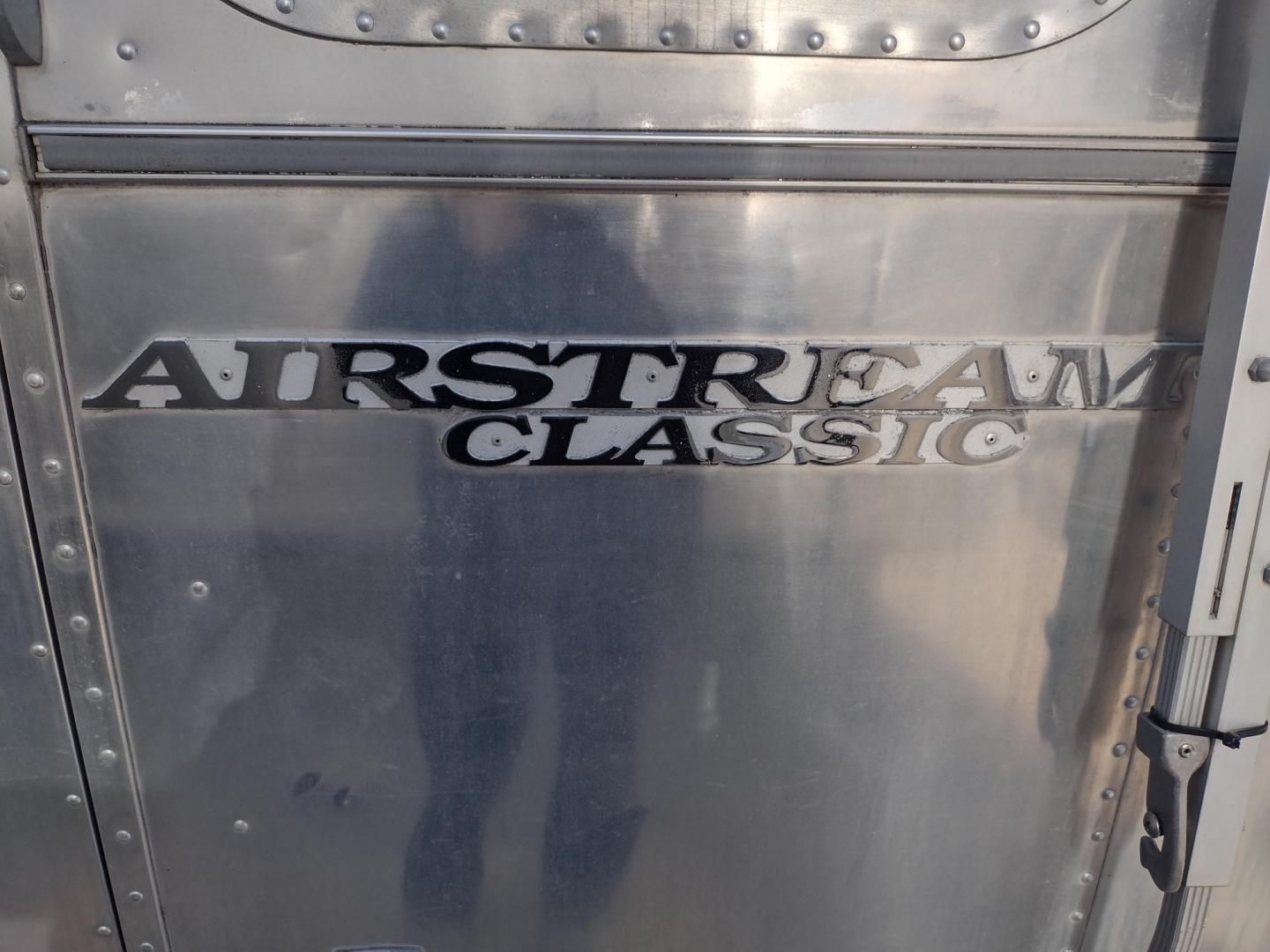 1995 Silver Airstream CLASSIC EXCELLA 25A EXCELLA 25A (1STGEAJ27SJ) , located at 17760 Hwy 62, Morris, OK, 74445, 35.609104, -95.877060 - HAVE YOU EVER WANTED TO BECOME PART OF THE AIRSTREAM FAMILY? WELL HERE IS YOUR CHANCE, CHECK OUT THIS 1995 AIRSTREAM CLASSIC EXCELLA 25A 25.5FT OVERALL WITH 16FT MANUAL AWNING. IN THE LIVING AND KITCHEN AREA IS A SOFA THAT FOLDS DOWN FOR ADDITIONAL SLEEPING, STORAGE UNDER THE SOFA, OVERHEAD CABINETS - Photo#10