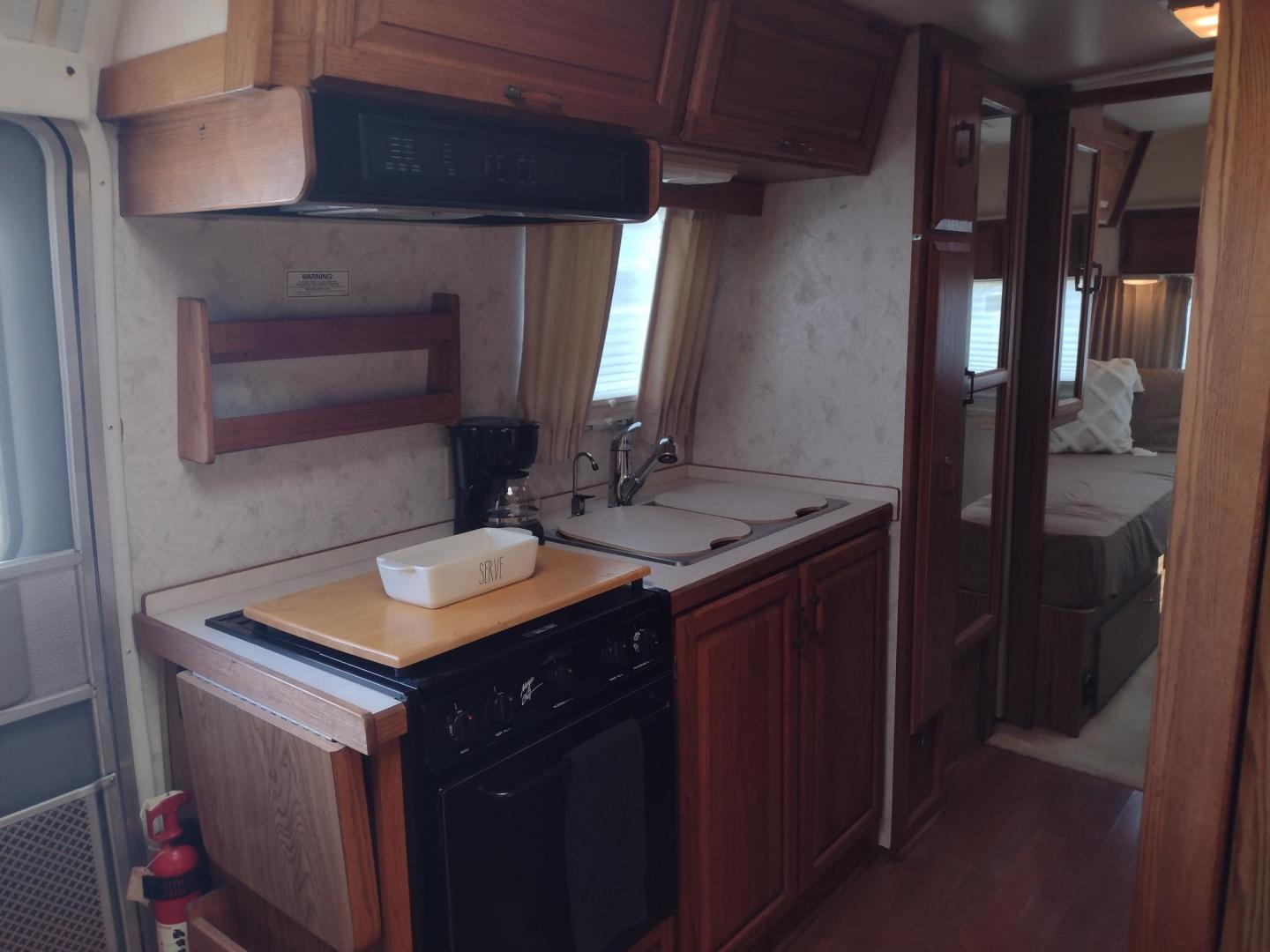 1995 Silver Airstream CLASSIC EXCELLA 25A EXCELLA 25A (1STGEAJ27SJ) , located at 17760 Hwy 62, Morris, OK, 74445, 35.609104, -95.877060 - HAVE YOU EVER WANTED TO BECOME PART OF THE AIRSTREAM FAMILY? WELL HERE IS YOUR CHANCE, CHECK OUT THIS 1995 AIRSTREAM CLASSIC EXCELLA 25A 25.5FT OVERALL WITH 16FT MANUAL AWNING. IN THE LIVING AND KITCHEN AREA IS A SOFA THAT FOLDS DOWN FOR ADDITIONAL SLEEPING, STORAGE UNDER THE SOFA, OVERHEAD CABINETS - Photo#19