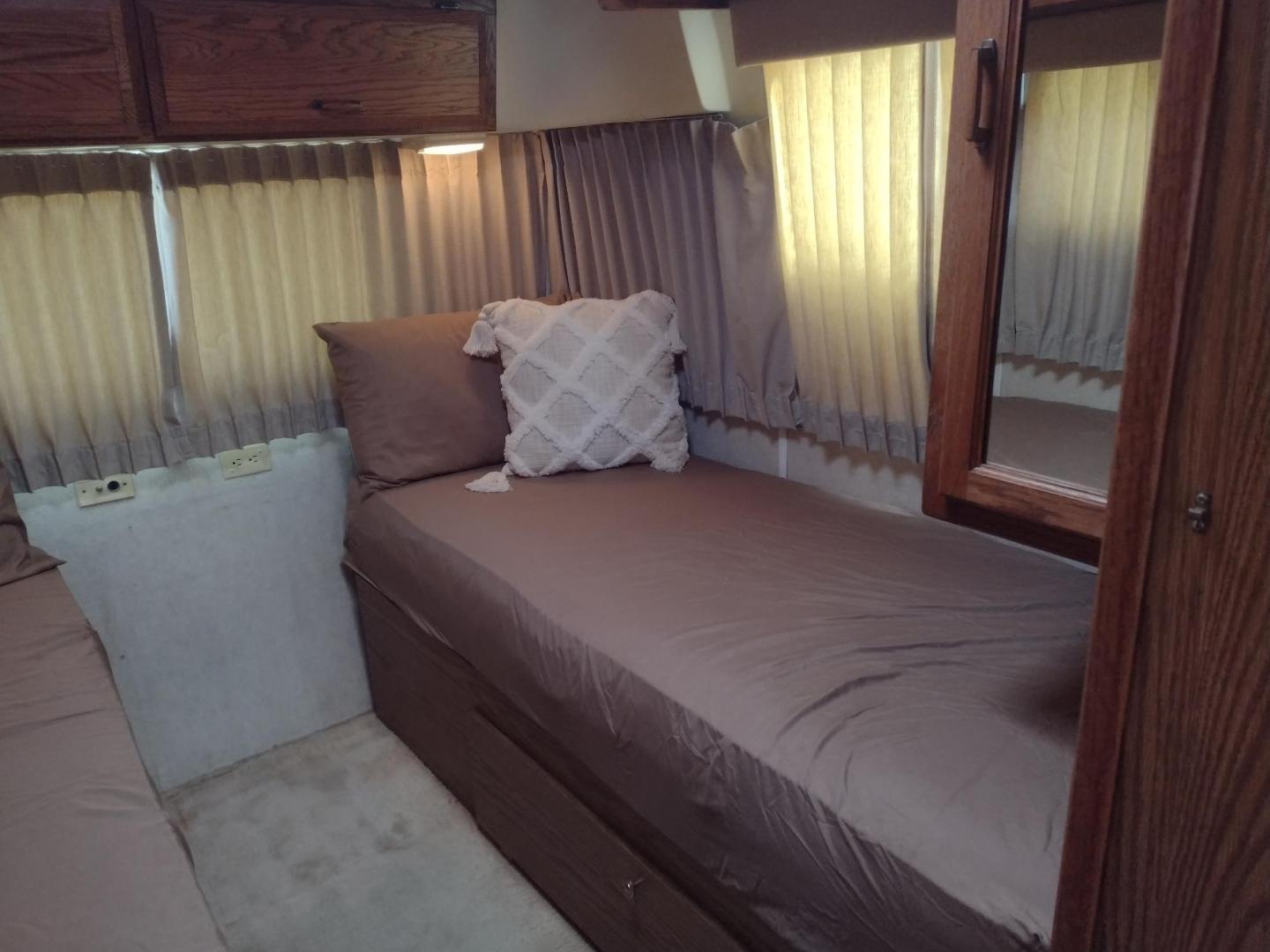 1995 Silver Airstream CLASSIC EXCELLA 25A EXCELLA 25A (1STGEAJ27SJ) , located at 17760 Hwy 62, Morris, OK, 74445, 35.609104, -95.877060 - HAVE YOU EVER WANTED TO BECOME PART OF THE AIRSTREAM FAMILY? WELL HERE IS YOUR CHANCE, CHECK OUT THIS 1995 AIRSTREAM CLASSIC EXCELLA 25A 25.5FT OVERALL WITH 16FT MANUAL AWNING. IN THE LIVING AND KITCHEN AREA IS A SOFA THAT FOLDS DOWN FOR ADDITIONAL SLEEPING, STORAGE UNDER THE SOFA, OVERHEAD CABINETS - Photo#33