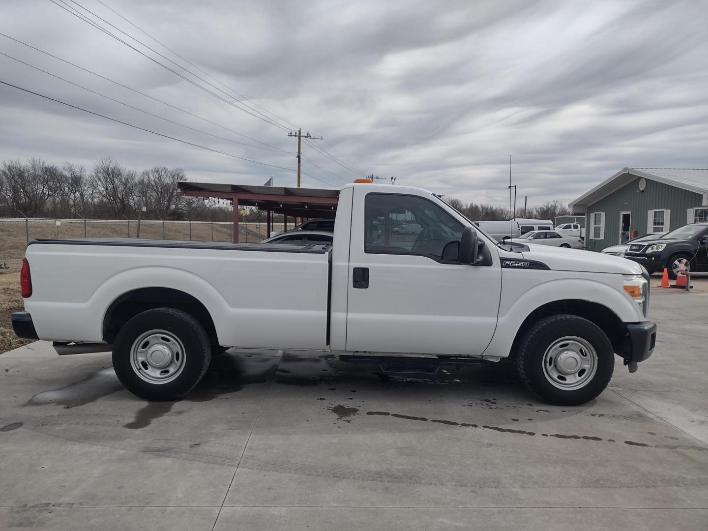 2013 White /Gray Ford F-250 SD 2WD (1FTBF2A60DE) with an 6.2L V8 OHV 16V engine, 6-Speed Automatic transmission, located at 17760 Hwy 62, Morris, OK, 74445, (918) 733-4887, 35.609104, -95.877060 - 2013 F250 2WD SUPER DUTY HAS THE 6.2L V8 ENGINE. THIS IS A DEDICATED CNG ONLY RUNS ON COMPRESSED NATURAL GAS. ***CLEAN TITLE*** THIS FEATURES LEATHER SEATS, MANUAL SEATS, MANUAL WINDOWS, MANUAL LOCKS, MANUAL MIRRORS, BACKUP CAMERA, AM FM RADIO, METAL CONSOLE, CRUISE CONTROL, TRACTION CONTROL, TRAILE - Photo#3