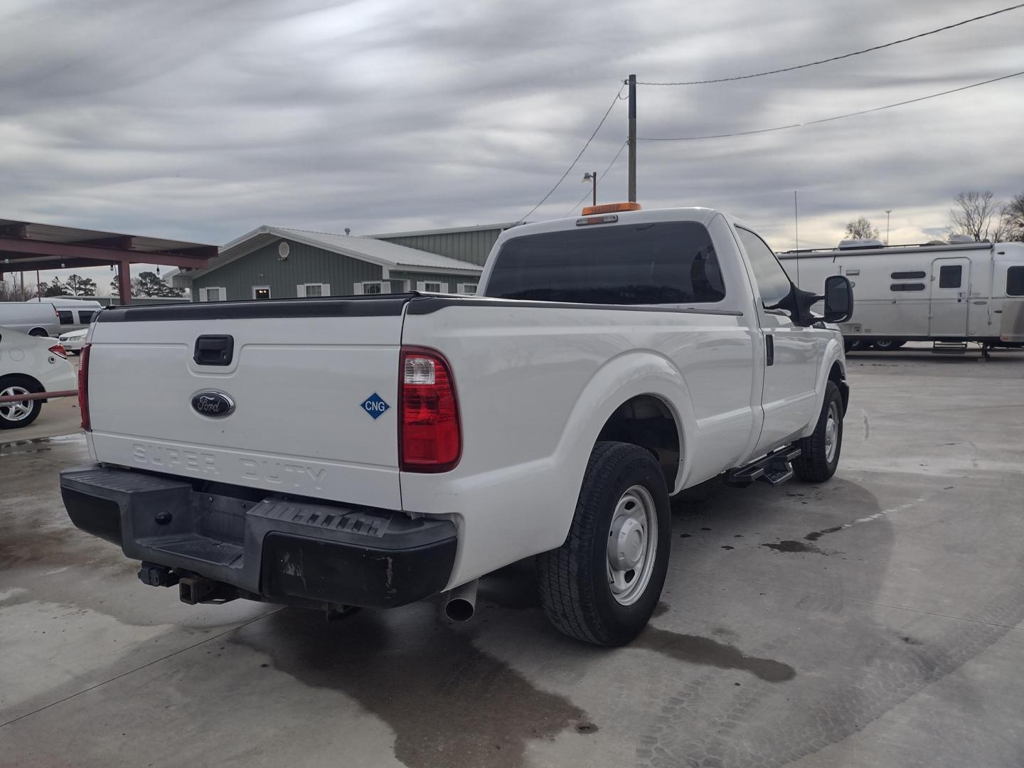 2013 White /Gray Ford F-250 SD 2WD (1FTBF2A60DE) with an 6.2L V8 OHV 16V engine, 6-Speed Automatic transmission, located at 17760 Hwy 62, Morris, OK, 74445, (918) 733-4887, 35.609104, -95.877060 - 2013 F250 2WD SUPER DUTY HAS THE 6.2L V8 ENGINE. THIS IS A DEDICATED CNG ONLY RUNS ON COMPRESSED NATURAL GAS. ***CLEAN TITLE*** THIS FEATURES LEATHER SEATS, MANUAL SEATS, MANUAL WINDOWS, MANUAL LOCKS, MANUAL MIRRORS, BACKUP CAMERA, AM FM RADIO, METAL CONSOLE, CRUISE CONTROL, TRACTION CONTROL, TRAILE - Photo#4