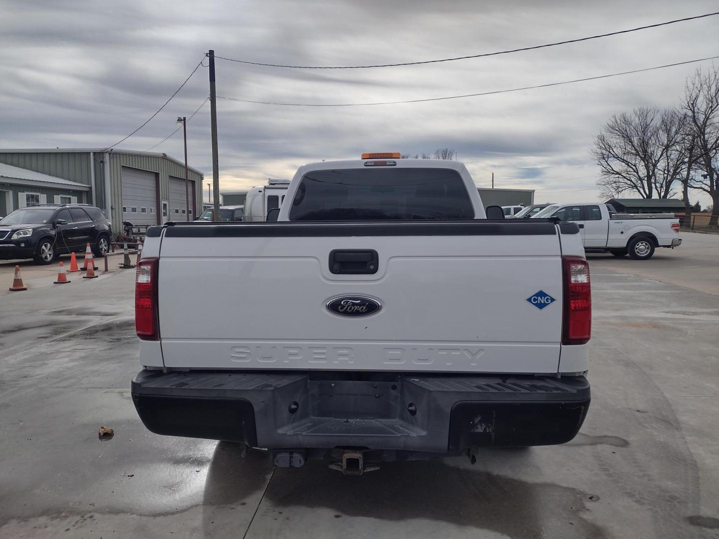 2013 White /Gray Ford F-250 SD 2WD (1FTBF2A60DE) with an 6.2L V8 OHV 16V engine, 6-Speed Automatic transmission, located at 17760 Hwy 62, Morris, OK, 74445, (918) 733-4887, 35.609104, -95.877060 - 2013 F250 2WD SUPER DUTY HAS THE 6.2L V8 ENGINE. THIS IS A DEDICATED CNG ONLY RUNS ON COMPRESSED NATURAL GAS. ***CLEAN TITLE*** THIS FEATURES LEATHER SEATS, MANUAL SEATS, MANUAL WINDOWS, MANUAL LOCKS, MANUAL MIRRORS, BACKUP CAMERA, AM FM RADIO, METAL CONSOLE, CRUISE CONTROL, TRACTION CONTROL, TRAILE - Photo#5