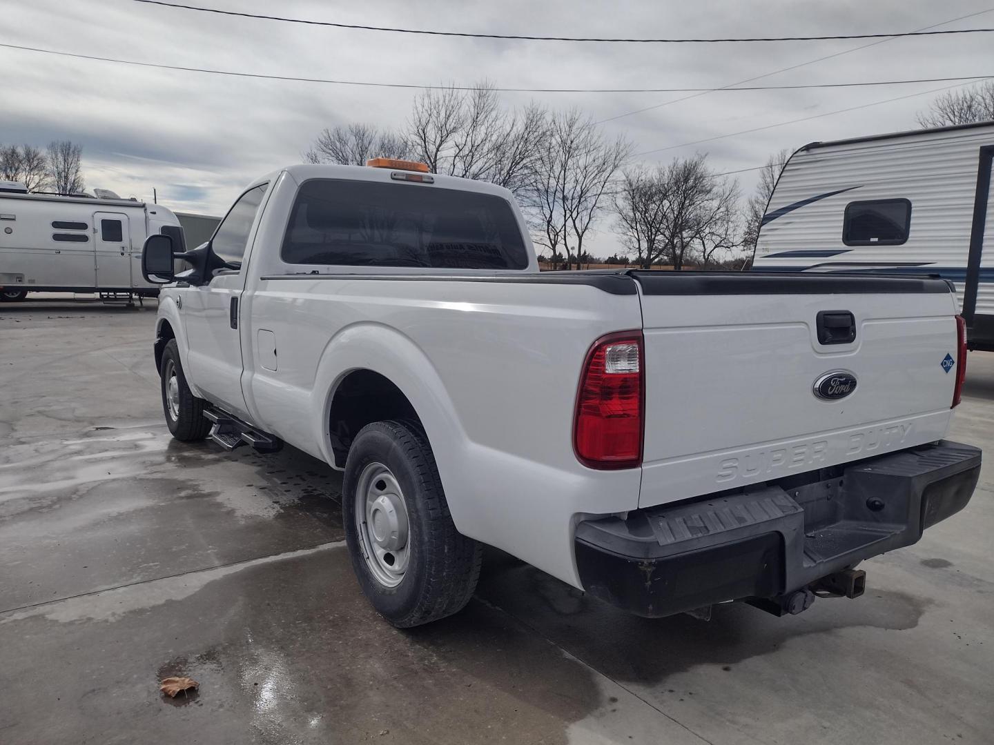 2013 White /Gray Ford F-250 SD 2WD (1FTBF2A60DE) with an 6.2L V8 OHV 16V engine, 6-Speed Automatic transmission, located at 17760 Hwy 62, Morris, OK, 74445, (918) 733-4887, 35.609104, -95.877060 - 2013 F250 2WD SUPER DUTY HAS THE 6.2L V8 ENGINE. THIS IS A DEDICATED CNG ONLY RUNS ON COMPRESSED NATURAL GAS. ***CLEAN TITLE*** THIS FEATURES LEATHER SEATS, MANUAL SEATS, MANUAL WINDOWS, MANUAL LOCKS, MANUAL MIRRORS, BACKUP CAMERA, AM FM RADIO, METAL CONSOLE, CRUISE CONTROL, TRACTION CONTROL, TRAILE - Photo#6