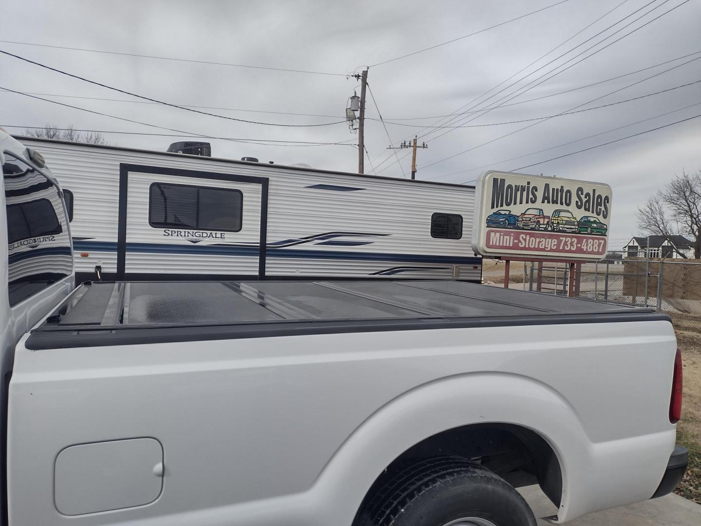 2013 White /Gray Ford F-250 SD 2WD (1FTBF2A60DE) with an 6.2L V8 OHV 16V engine, 6-Speed Automatic transmission, located at 17760 Hwy 62, Morris, OK, 74445, (918) 733-4887, 35.609104, -95.877060 - 2013 F250 2WD SUPER DUTY HAS THE 6.2L V8 ENGINE. THIS IS A DEDICATED CNG ONLY RUNS ON COMPRESSED NATURAL GAS. ***CLEAN TITLE*** THIS FEATURES LEATHER SEATS, MANUAL SEATS, MANUAL WINDOWS, MANUAL LOCKS, MANUAL MIRRORS, BACKUP CAMERA, AM FM RADIO, METAL CONSOLE, CRUISE CONTROL, TRACTION CONTROL, TRAILE - Photo#8