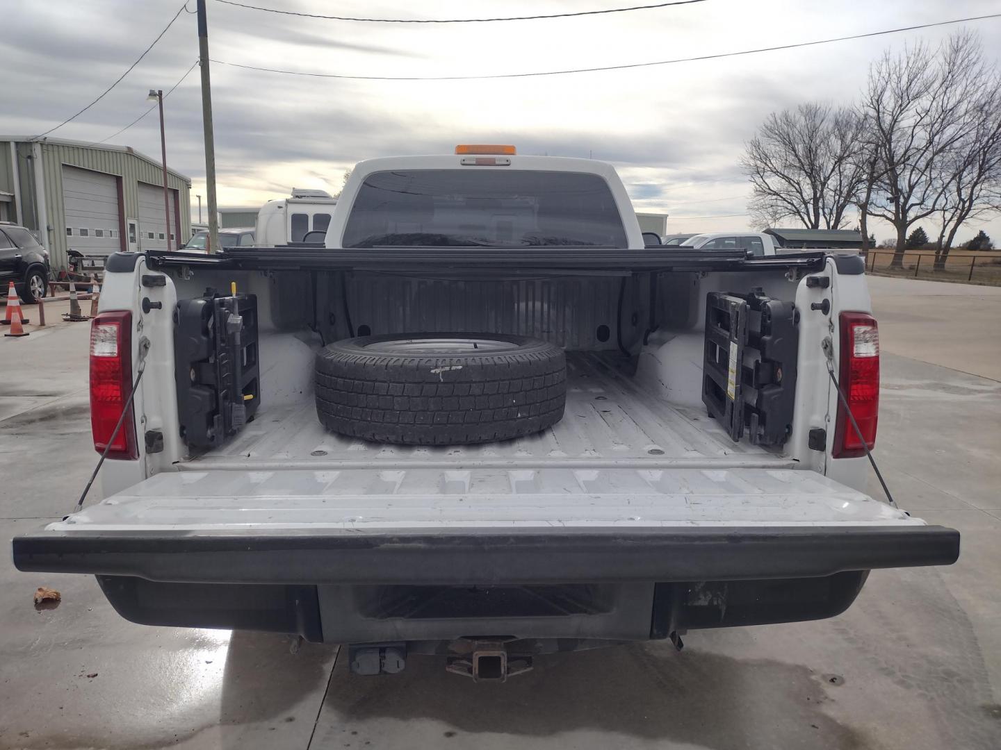 2013 White /Gray Ford F-250 SD 2WD (1FTBF2A60DE) with an 6.2L V8 OHV 16V engine, 6-Speed Automatic transmission, located at 17760 Hwy 62, Morris, OK, 74445, (918) 733-4887, 35.609104, -95.877060 - 2013 F250 2WD SUPER DUTY HAS THE 6.2L V8 ENGINE. THIS IS A DEDICATED CNG ONLY RUNS ON COMPRESSED NATURAL GAS. ***CLEAN TITLE*** THIS FEATURES LEATHER SEATS, MANUAL SEATS, MANUAL WINDOWS, MANUAL LOCKS, MANUAL MIRRORS, BACKUP CAMERA, AM FM RADIO, METAL CONSOLE, CRUISE CONTROL, TRACTION CONTROL, TRAILE - Photo#9