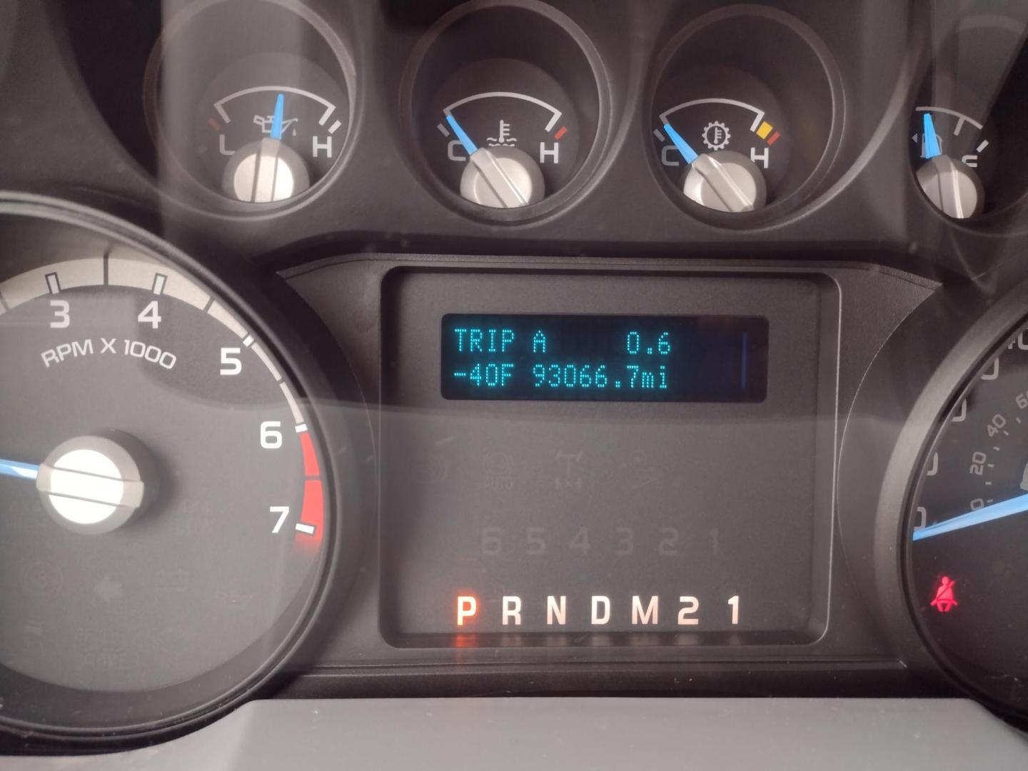 2013 White /Gray Ford F-250 SD 2WD (1FTBF2A60DE) with an 6.2L V8 OHV 16V engine, 6-Speed Automatic transmission, located at 17760 Hwy 62, Morris, OK, 74445, (918) 733-4887, 35.609104, -95.877060 - 2013 F250 2WD SUPER DUTY HAS THE 6.2L V8 ENGINE. THIS IS A DEDICATED CNG ONLY RUNS ON COMPRESSED NATURAL GAS. ***CLEAN TITLE*** THIS FEATURES LEATHER SEATS, MANUAL SEATS, MANUAL WINDOWS, MANUAL LOCKS, MANUAL MIRRORS, BACKUP CAMERA, AM FM RADIO, METAL CONSOLE, CRUISE CONTROL, TRACTION CONTROL, TRAILE - Photo#17