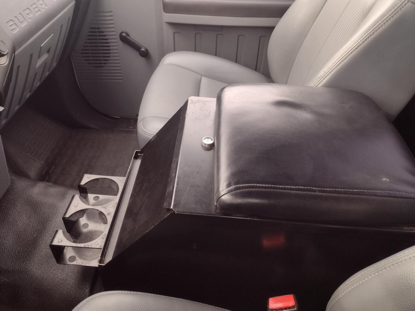 2013 White /Gray Ford F-250 SD 2WD (1FTBF2A60DE) with an 6.2L V8 OHV 16V engine, 6-Speed Automatic transmission, located at 17760 Hwy 62, Morris, OK, 74445, (918) 733-4887, 35.609104, -95.877060 - 2013 F250 2WD SUPER DUTY HAS THE 6.2L V8 ENGINE. THIS IS A DEDICATED CNG ONLY RUNS ON COMPRESSED NATURAL GAS. ***CLEAN TITLE*** THIS FEATURES LEATHER SEATS, MANUAL SEATS, MANUAL WINDOWS, MANUAL LOCKS, MANUAL MIRRORS, BACKUP CAMERA, AM FM RADIO, METAL CONSOLE, CRUISE CONTROL, TRACTION CONTROL, TRAILE - Photo#21