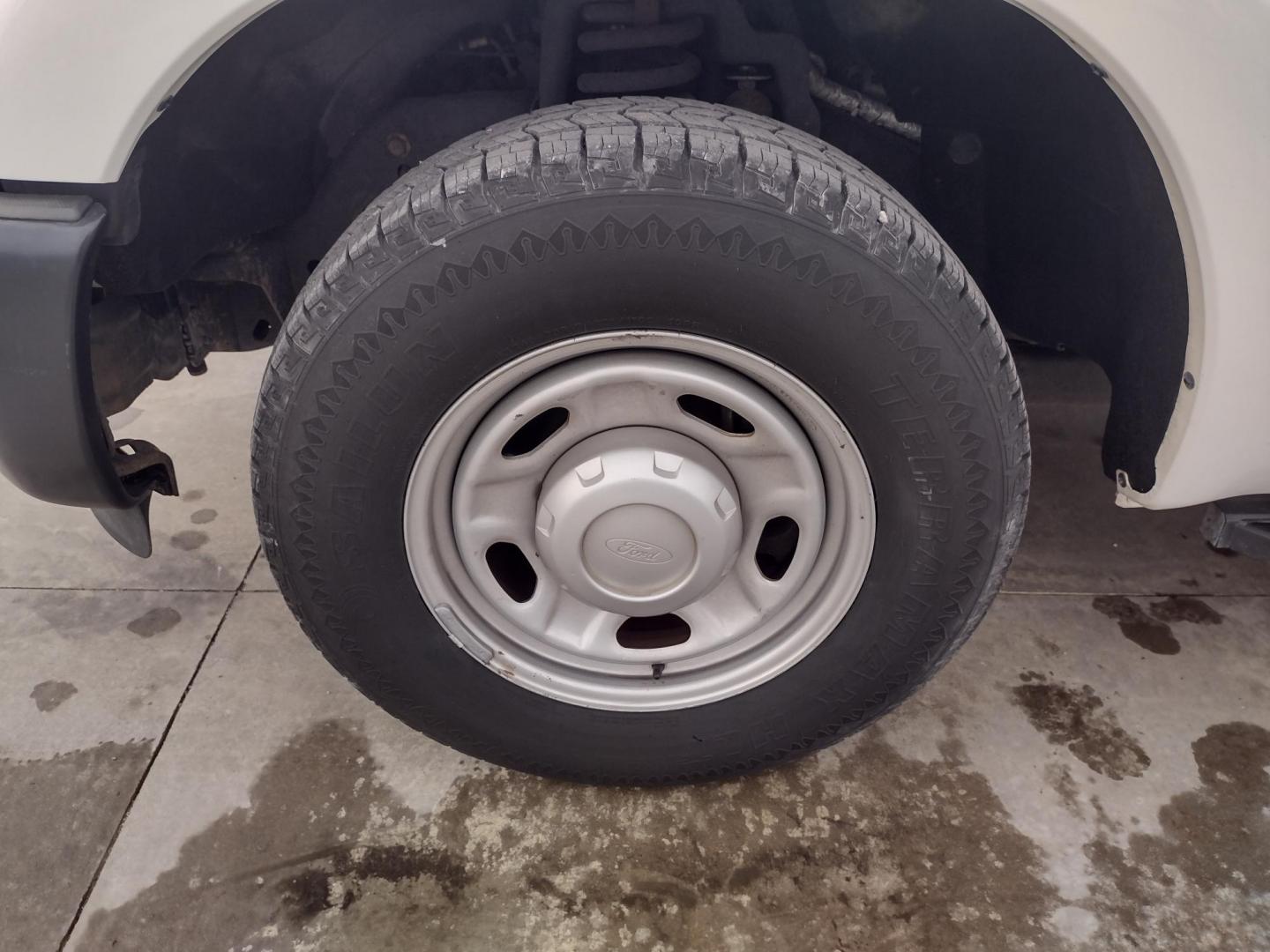 2013 White /Gray Ford F-250 SD 2WD (1FTBF2A60DE) with an 6.2L V8 OHV 16V engine, 6-Speed Automatic transmission, located at 17760 Hwy 62, Morris, OK, 74445, (918) 733-4887, 35.609104, -95.877060 - 2013 F250 2WD SUPER DUTY HAS THE 6.2L V8 ENGINE. THIS IS A DEDICATED CNG ONLY RUNS ON COMPRESSED NATURAL GAS. ***CLEAN TITLE*** THIS FEATURES LEATHER SEATS, MANUAL SEATS, MANUAL WINDOWS, MANUAL LOCKS, MANUAL MIRRORS, BACKUP CAMERA, AM FM RADIO, METAL CONSOLE, CRUISE CONTROL, TRACTION CONTROL, TRAILE - Photo#24