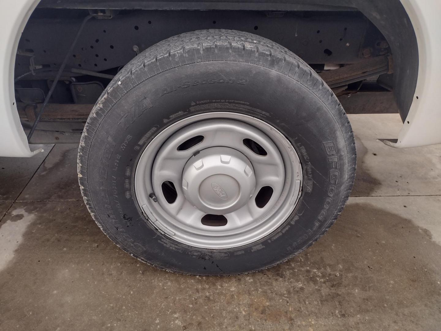 2013 White /Gray Ford F-250 SD 2WD (1FTBF2A60DE) with an 6.2L V8 OHV 16V engine, 6-Speed Automatic transmission, located at 17760 Hwy 62, Morris, OK, 74445, (918) 733-4887, 35.609104, -95.877060 - 2013 F250 2WD SUPER DUTY HAS THE 6.2L V8 ENGINE. THIS IS A DEDICATED CNG ONLY RUNS ON COMPRESSED NATURAL GAS. ***CLEAN TITLE*** THIS FEATURES LEATHER SEATS, MANUAL SEATS, MANUAL WINDOWS, MANUAL LOCKS, MANUAL MIRRORS, BACKUP CAMERA, AM FM RADIO, METAL CONSOLE, CRUISE CONTROL, TRACTION CONTROL, TRAILE - Photo#25