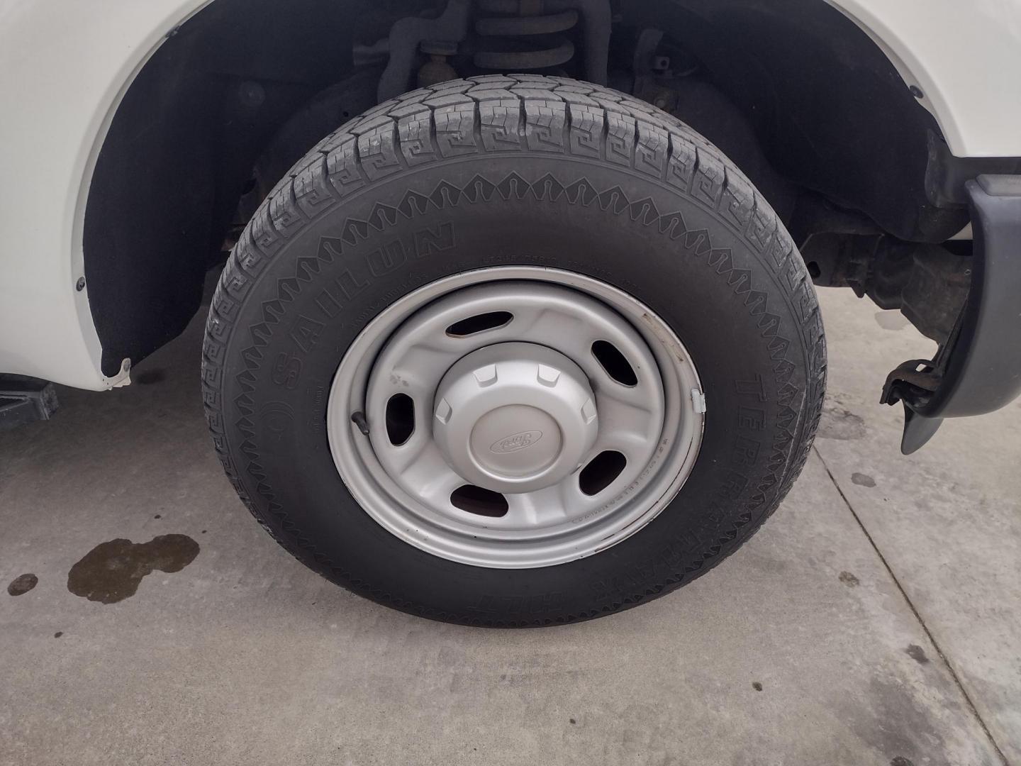 2013 White /Gray Ford F-250 SD 2WD (1FTBF2A60DE) with an 6.2L V8 OHV 16V engine, 6-Speed Automatic transmission, located at 17760 Hwy 62, Morris, OK, 74445, (918) 733-4887, 35.609104, -95.877060 - 2013 F250 2WD SUPER DUTY HAS THE 6.2L V8 ENGINE. THIS IS A DEDICATED CNG ONLY RUNS ON COMPRESSED NATURAL GAS. ***CLEAN TITLE*** THIS FEATURES LEATHER SEATS, MANUAL SEATS, MANUAL WINDOWS, MANUAL LOCKS, MANUAL MIRRORS, BACKUP CAMERA, AM FM RADIO, METAL CONSOLE, CRUISE CONTROL, TRACTION CONTROL, TRAILE - Photo#26