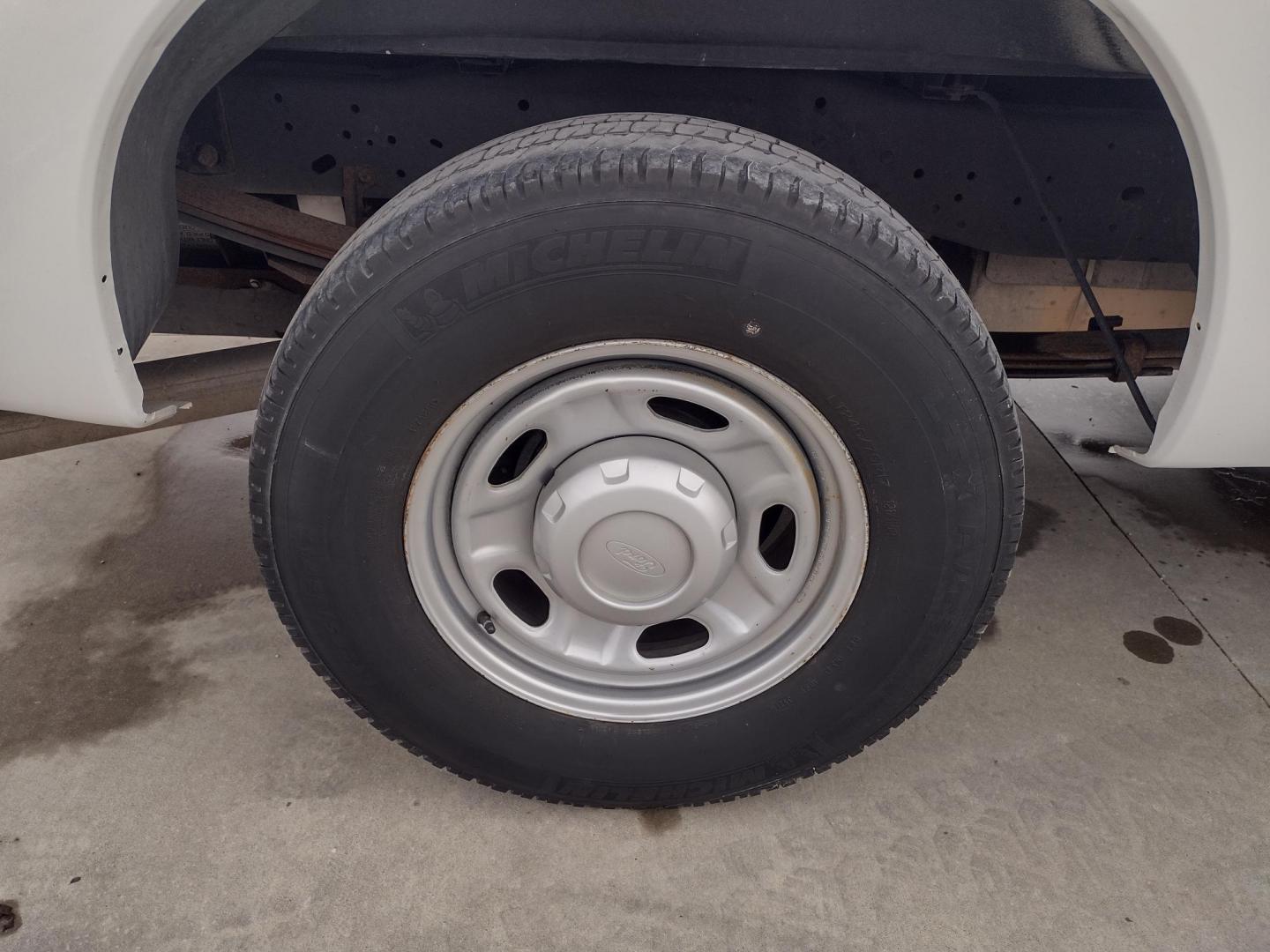 2013 White /Gray Ford F-250 SD 2WD (1FTBF2A60DE) with an 6.2L V8 OHV 16V engine, 6-Speed Automatic transmission, located at 17760 Hwy 62, Morris, OK, 74445, (918) 733-4887, 35.609104, -95.877060 - 2013 F250 2WD SUPER DUTY HAS THE 6.2L V8 ENGINE. THIS IS A DEDICATED CNG ONLY RUNS ON COMPRESSED NATURAL GAS. ***CLEAN TITLE*** THIS FEATURES LEATHER SEATS, MANUAL SEATS, MANUAL WINDOWS, MANUAL LOCKS, MANUAL MIRRORS, BACKUP CAMERA, AM FM RADIO, METAL CONSOLE, CRUISE CONTROL, TRACTION CONTROL, TRAILE - Photo#27