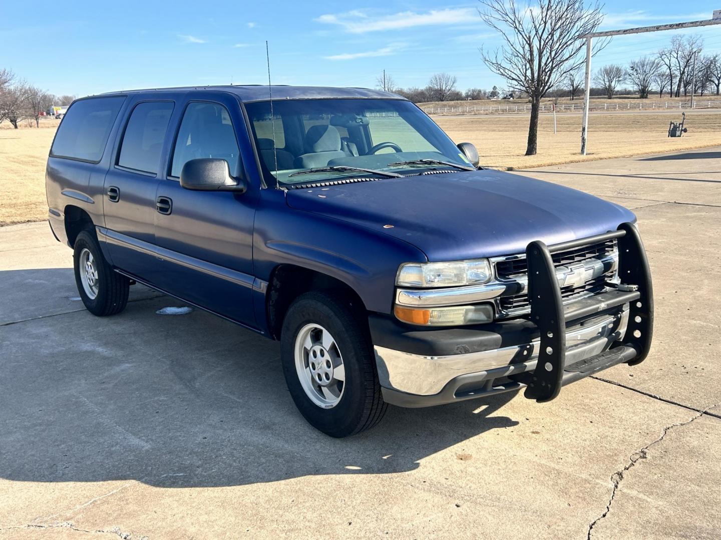 2001 BLUE /GRAY Chevrolet Suburban 1500 2WD (1GNEC16T11J) with an 5.3L V8 16V OHV engine, 4-Speed Automatic Overdrive transmission, located at 17760 Hwy 62, Morris, OK, 74445, (918) 733-4887, 35.609104, -95.877060 - 2001 CHEVY SUBURBAN 1500 2WD WITH THE 5.3L V8 ENGINE. IT FEATURES CLOTH INTERIOR, MANUAL SEATS, POWER LOCKS, POWER WINDOWS, POWER MIRRORS, AM/FM RADIO, CD PLAYER, 2ND ROW SEATING, REAR CLIMATE CONTROL, CRUISE CONTROL, AND TRAILER HITCH. FIRESTONE LT245/75R16 AND HAS 82,891 MILES. HAS CLEAN TITLE. WE - Photo#2