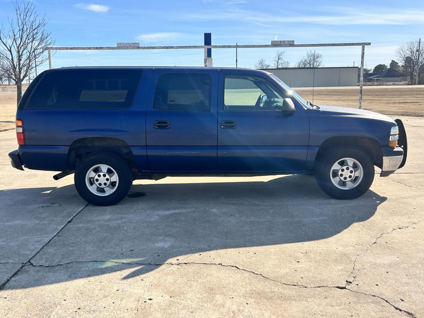 2001 BLUE /GRAY Chevrolet Suburban 1500 2WD (1GNEC16T11J) with an 5.3L V8 16V OHV engine, 4-Speed Automatic Overdrive transmission, located at 17760 Hwy 62, Morris, OK, 74445, (918) 733-4887, 35.609104, -95.877060 - 2001 CHEVY SUBURBAN 1500 2WD WITH THE 5.3L V8 ENGINE. IT FEATURES CLOTH INTERIOR, MANUAL SEATS, POWER LOCKS, POWER WINDOWS, POWER MIRRORS, AM/FM RADIO, CD PLAYER, 2ND ROW SEATING, REAR CLIMATE CONTROL, CRUISE CONTROL, AND TRAILER HITCH. FIRESTONE LT245/75R16 AND HAS 82,891 MILES. HAS CLEAN TITLE. WE - Photo#3