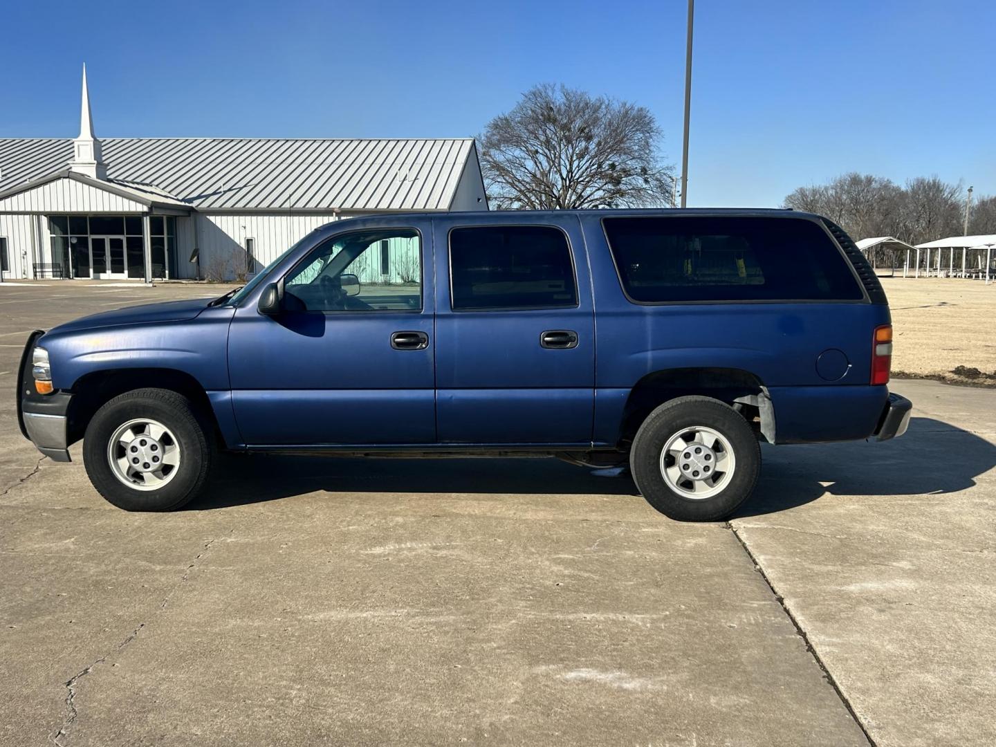 2001 BLUE /GRAY Chevrolet Suburban 1500 2WD (1GNEC16T11J) with an 5.3L V8 16V OHV engine, 4-Speed Automatic Overdrive transmission, located at 17760 Hwy 62, Morris, OK, 74445, (918) 733-4887, 35.609104, -95.877060 - 2001 CHEVY SUBURBAN 1500 2WD WITH THE 5.3L V8 ENGINE. IT FEATURES CLOTH INTERIOR, MANUAL SEATS, POWER LOCKS, POWER WINDOWS, POWER MIRRORS, AM/FM RADIO, CD PLAYER, 2ND ROW SEATING, REAR CLIMATE CONTROL, CRUISE CONTROL, AND TRAILER HITCH. FIRESTONE LT245/75R16 AND HAS 82,891 MILES. HAS CLEAN TITLE. WE - Photo#7