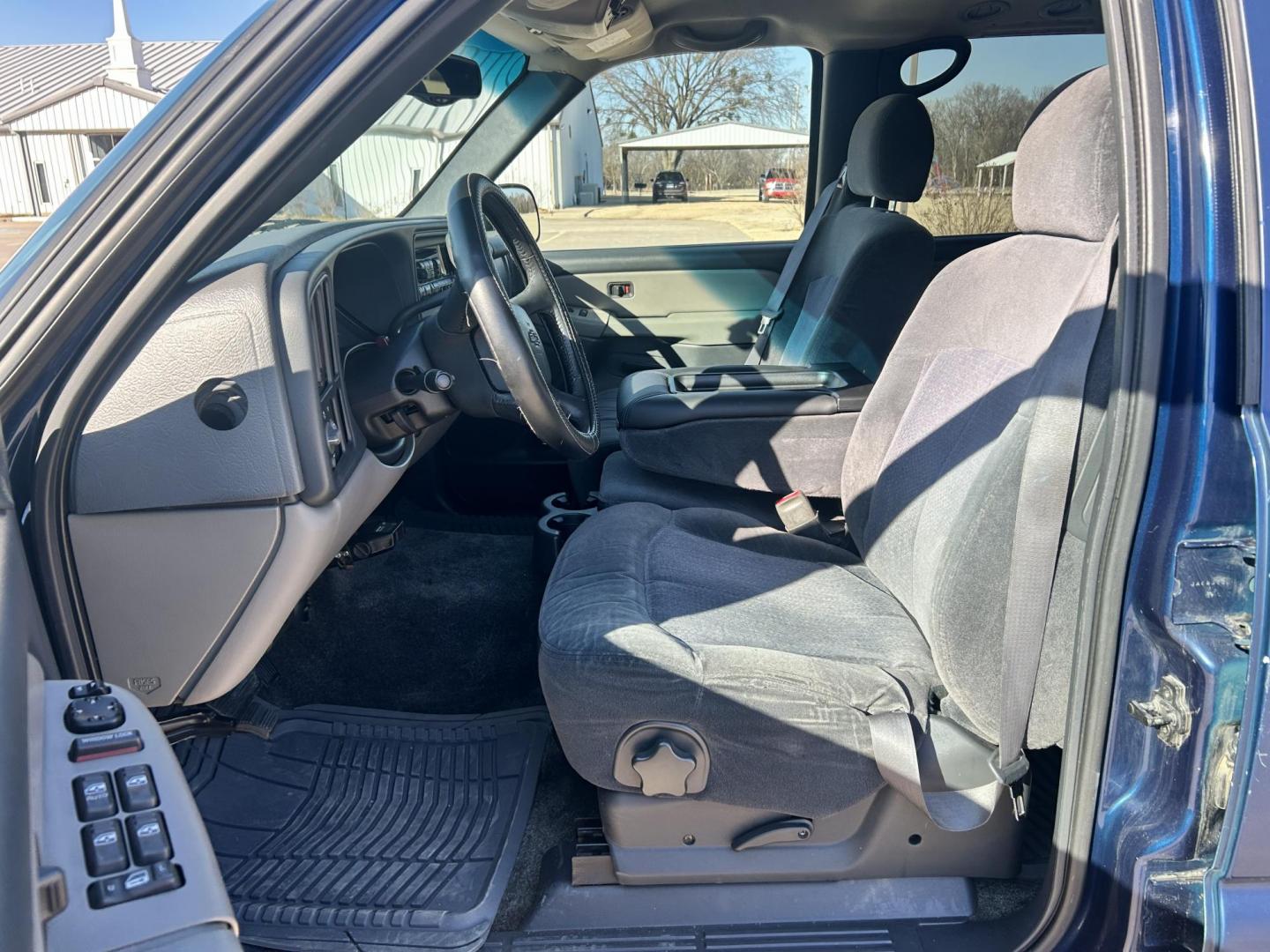 2001 BLUE /GRAY Chevrolet Suburban 1500 2WD (1GNEC16T11J) with an 5.3L V8 16V OHV engine, 4-Speed Automatic Overdrive transmission, located at 17760 Hwy 62, Morris, OK, 74445, (918) 733-4887, 35.609104, -95.877060 - 2001 CHEVY SUBURBAN 1500 2WD WITH THE 5.3L V8 ENGINE. IT FEATURES CLOTH INTERIOR, MANUAL SEATS, POWER LOCKS, POWER WINDOWS, POWER MIRRORS, AM/FM RADIO, CD PLAYER, 2ND ROW SEATING, REAR CLIMATE CONTROL, CRUISE CONTROL, AND TRAILER HITCH. FIRESTONE LT245/75R16 AND HAS 82,891 MILES. HAS CLEAN TITLE. WE - Photo#8