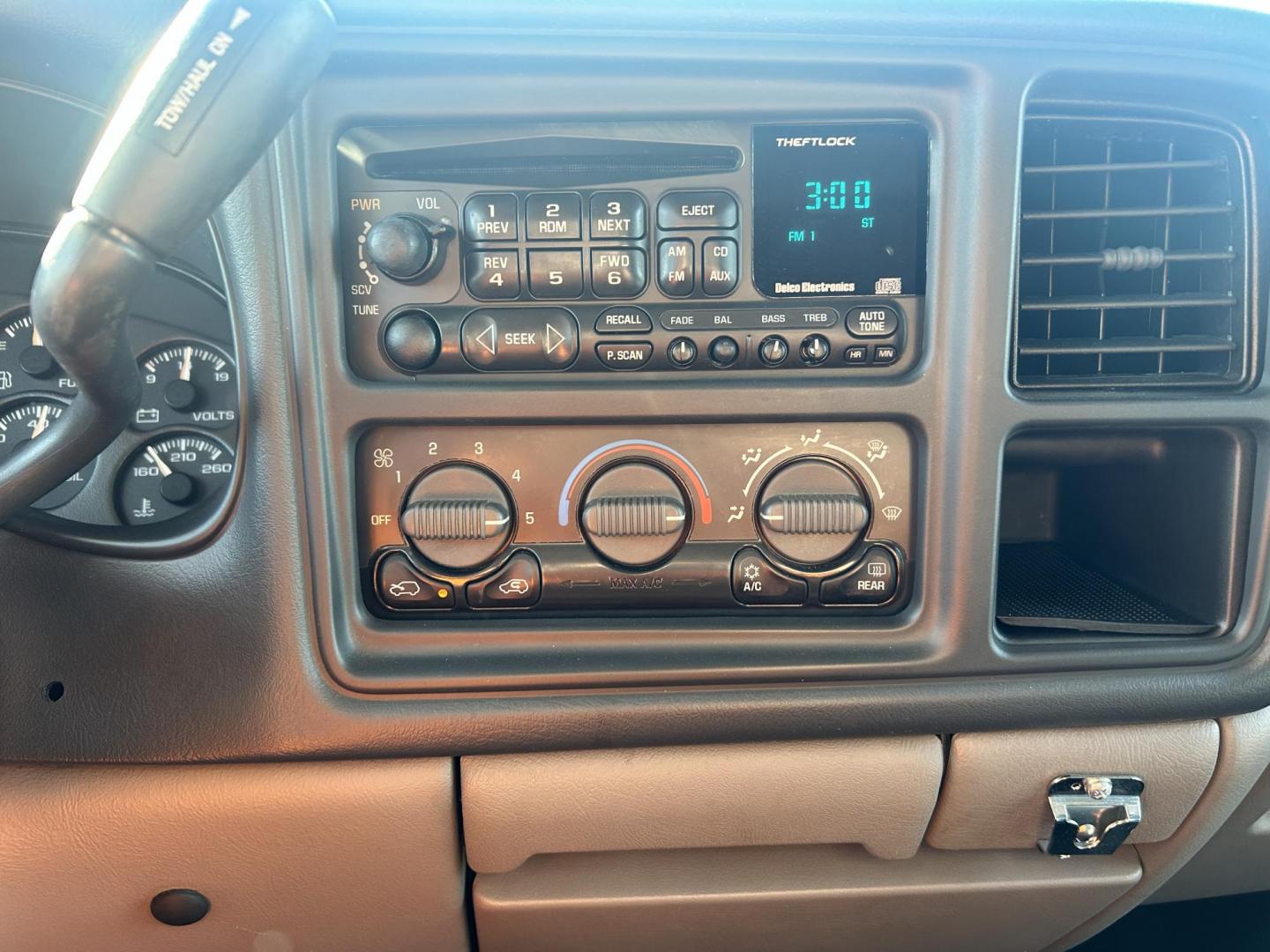 2001 BLUE /GRAY Chevrolet Suburban 1500 2WD (1GNEC16T11J) with an 5.3L V8 16V OHV engine, 4-Speed Automatic Overdrive transmission, located at 17760 Hwy 62, Morris, OK, 74445, (918) 733-4887, 35.609104, -95.877060 - 2001 CHEVY SUBURBAN 1500 2WD WITH THE 5.3L V8 ENGINE. IT FEATURES CLOTH INTERIOR, MANUAL SEATS, POWER LOCKS, POWER WINDOWS, POWER MIRRORS, AM/FM RADIO, CD PLAYER, 2ND ROW SEATING, REAR CLIMATE CONTROL, CRUISE CONTROL, AND TRAILER HITCH. FIRESTONE LT245/75R16 AND HAS 82,891 MILES. HAS CLEAN TITLE. WE - Photo#10