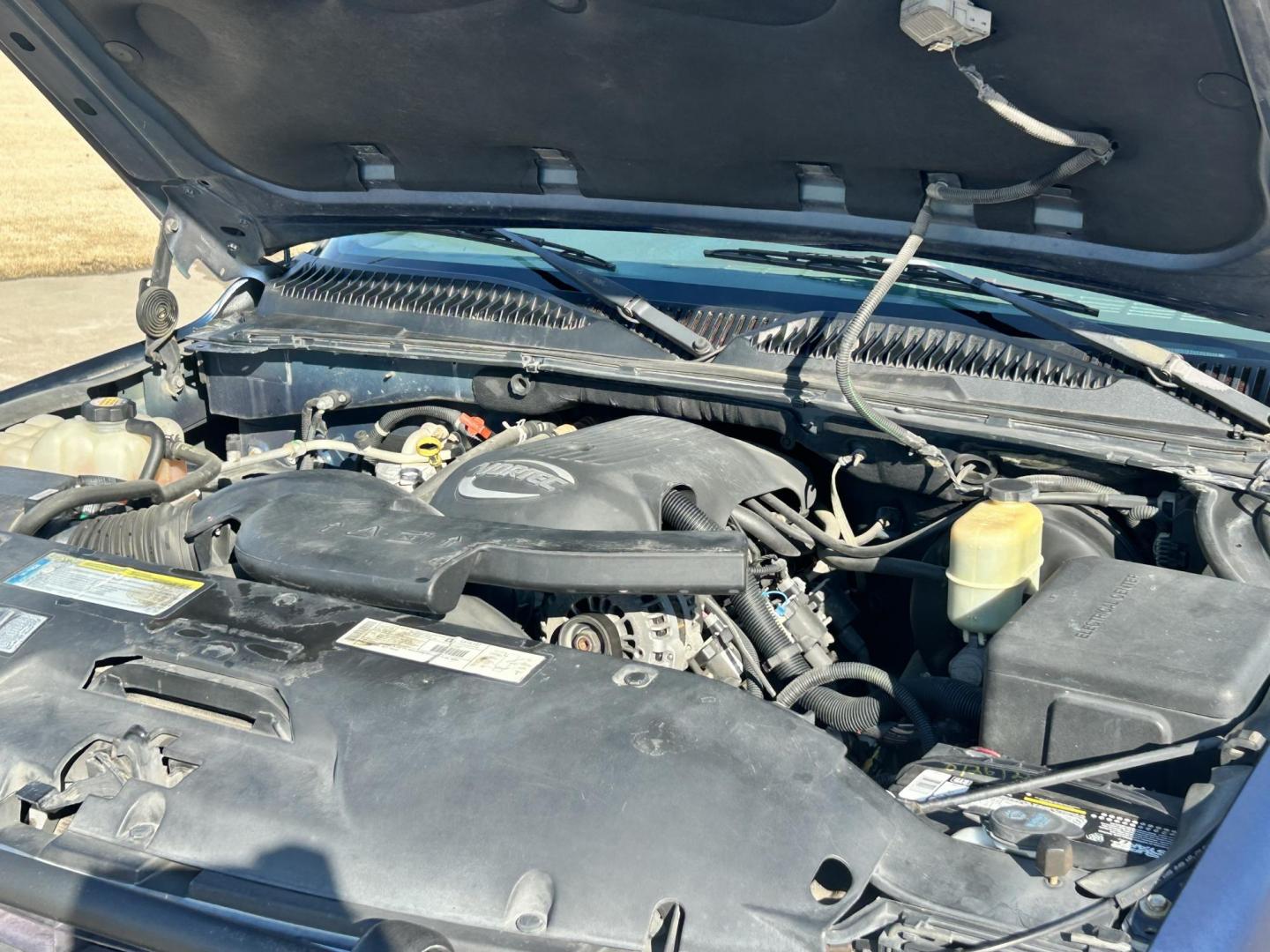 2001 BLUE /GRAY Chevrolet Suburban 1500 2WD (1GNEC16T11J) with an 5.3L V8 16V OHV engine, 4-Speed Automatic Overdrive transmission, located at 17760 Hwy 62, Morris, OK, 74445, (918) 733-4887, 35.609104, -95.877060 - 2001 CHEVY SUBURBAN 1500 2WD WITH THE 5.3L V8 ENGINE. IT FEATURES CLOTH INTERIOR, MANUAL SEATS, POWER LOCKS, POWER WINDOWS, POWER MIRRORS, AM/FM RADIO, CD PLAYER, 2ND ROW SEATING, REAR CLIMATE CONTROL, CRUISE CONTROL, AND TRAILER HITCH. FIRESTONE LT245/75R16 AND HAS 82,891 MILES. HAS CLEAN TITLE. WE - Photo#15