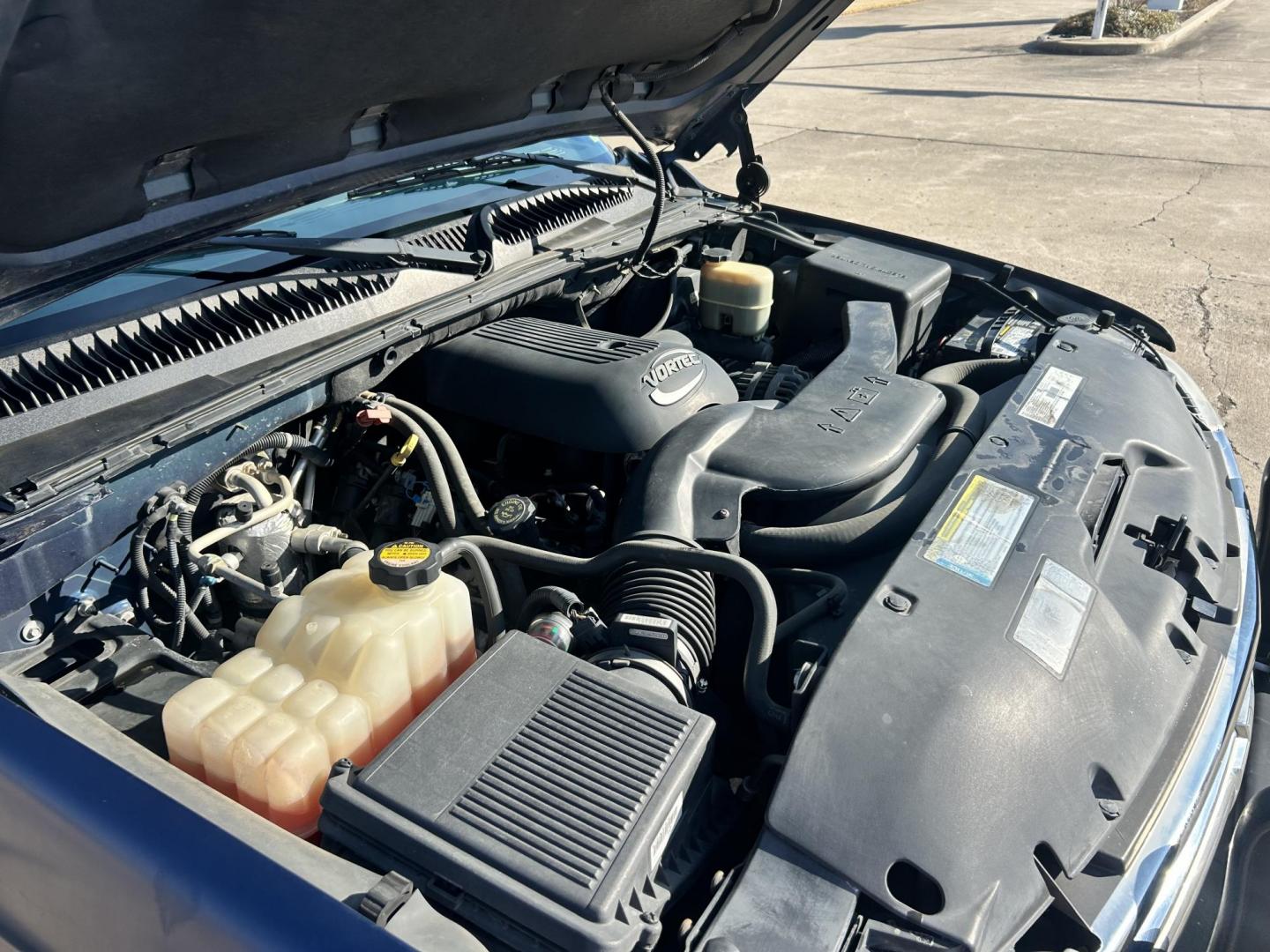 2001 BLUE /GRAY Chevrolet Suburban 1500 2WD (1GNEC16T11J) with an 5.3L V8 16V OHV engine, 4-Speed Automatic Overdrive transmission, located at 17760 Hwy 62, Morris, OK, 74445, (918) 733-4887, 35.609104, -95.877060 - 2001 CHEVY SUBURBAN 1500 2WD WITH THE 5.3L V8 ENGINE. IT FEATURES CLOTH INTERIOR, MANUAL SEATS, POWER LOCKS, POWER WINDOWS, POWER MIRRORS, AM/FM RADIO, CD PLAYER, 2ND ROW SEATING, REAR CLIMATE CONTROL, CRUISE CONTROL, AND TRAILER HITCH. FIRESTONE LT245/75R16 AND HAS 82,891 MILES. HAS CLEAN TITLE. WE - Photo#16