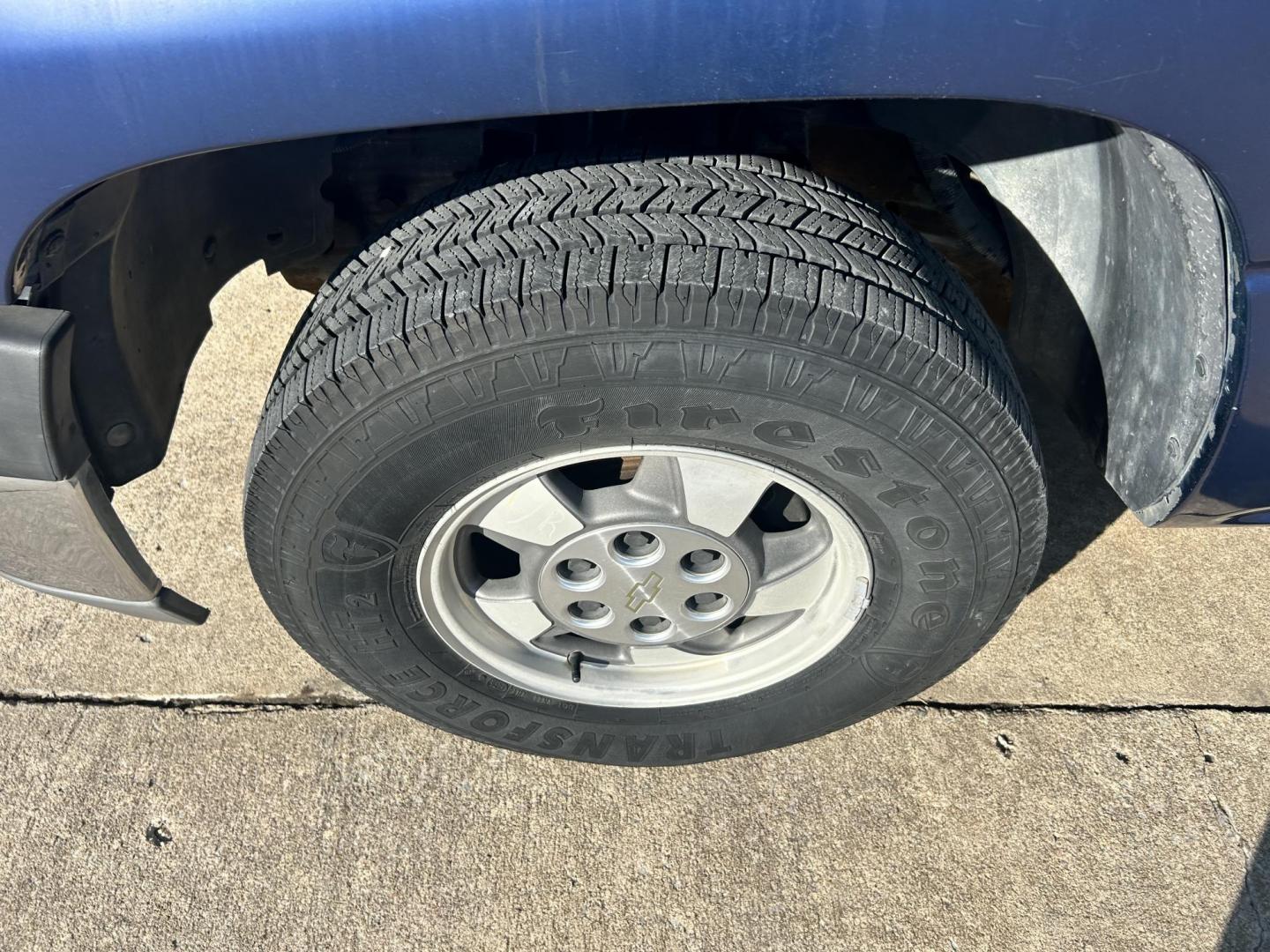 2001 BLUE /GRAY Chevrolet Suburban 1500 2WD (1GNEC16T11J) with an 5.3L V8 16V OHV engine, 4-Speed Automatic Overdrive transmission, located at 17760 Hwy 62, Morris, OK, 74445, (918) 733-4887, 35.609104, -95.877060 - 2001 CHEVY SUBURBAN 1500 2WD WITH THE 5.3L V8 ENGINE. IT FEATURES CLOTH INTERIOR, MANUAL SEATS, POWER LOCKS, POWER WINDOWS, POWER MIRRORS, AM/FM RADIO, CD PLAYER, 2ND ROW SEATING, REAR CLIMATE CONTROL, CRUISE CONTROL, AND TRAILER HITCH. FIRESTONE LT245/75R16 AND HAS 82,891 MILES. HAS CLEAN TITLE. WE - Photo#17