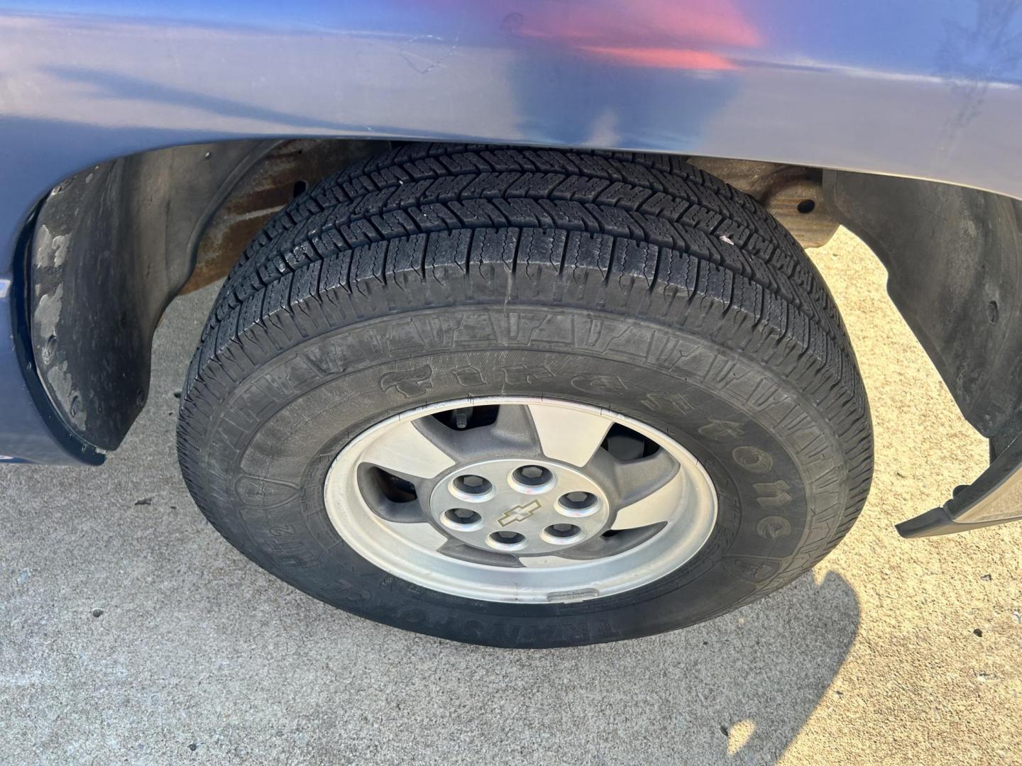 2001 BLUE /GRAY Chevrolet Suburban 1500 2WD (1GNEC16T11J) with an 5.3L V8 16V OHV engine, 4-Speed Automatic Overdrive transmission, located at 17760 Hwy 62, Morris, OK, 74445, (918) 733-4887, 35.609104, -95.877060 - 2001 CHEVY SUBURBAN 1500 2WD WITH THE 5.3L V8 ENGINE. IT FEATURES CLOTH INTERIOR, MANUAL SEATS, POWER LOCKS, POWER WINDOWS, POWER MIRRORS, AM/FM RADIO, CD PLAYER, 2ND ROW SEATING, REAR CLIMATE CONTROL, CRUISE CONTROL, AND TRAILER HITCH. FIRESTONE LT245/75R16 AND HAS 82,891 MILES. HAS CLEAN TITLE. WE - Photo#18