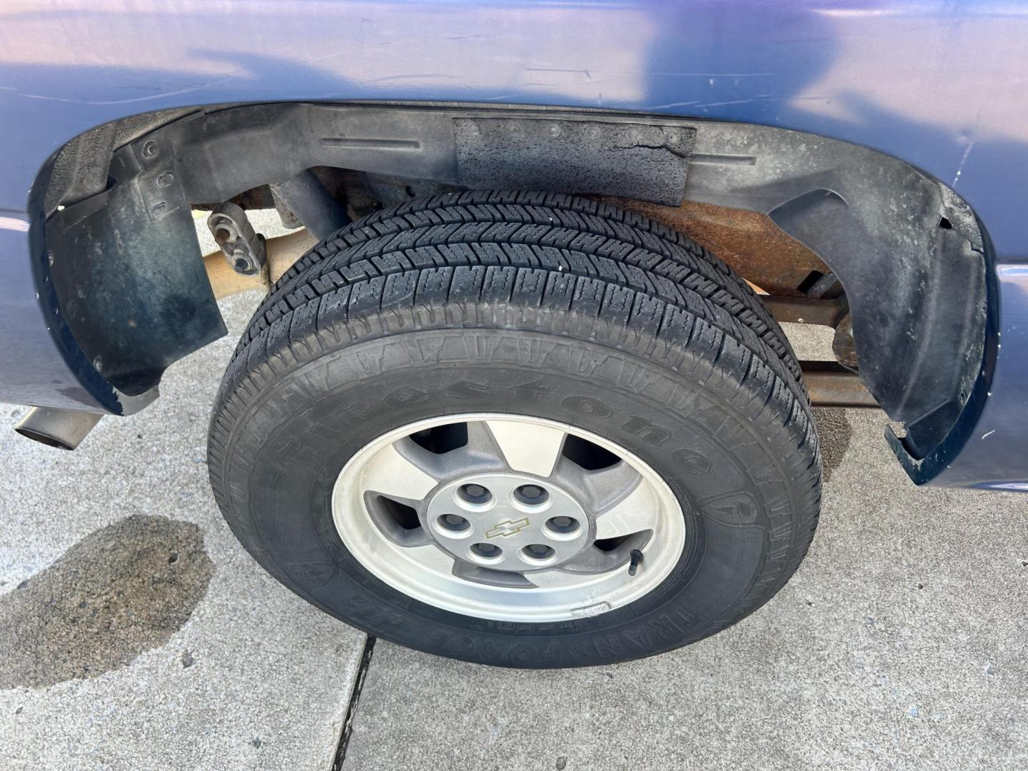 2001 BLUE /GRAY Chevrolet Suburban 1500 2WD (1GNEC16T11J) with an 5.3L V8 16V OHV engine, 4-Speed Automatic Overdrive transmission, located at 17760 Hwy 62, Morris, OK, 74445, (918) 733-4887, 35.609104, -95.877060 - 2001 CHEVY SUBURBAN 1500 2WD WITH THE 5.3L V8 ENGINE. IT FEATURES CLOTH INTERIOR, MANUAL SEATS, POWER LOCKS, POWER WINDOWS, POWER MIRRORS, AM/FM RADIO, CD PLAYER, 2ND ROW SEATING, REAR CLIMATE CONTROL, CRUISE CONTROL, AND TRAILER HITCH. FIRESTONE LT245/75R16 AND HAS 82,891 MILES. HAS CLEAN TITLE. WE - Photo#19