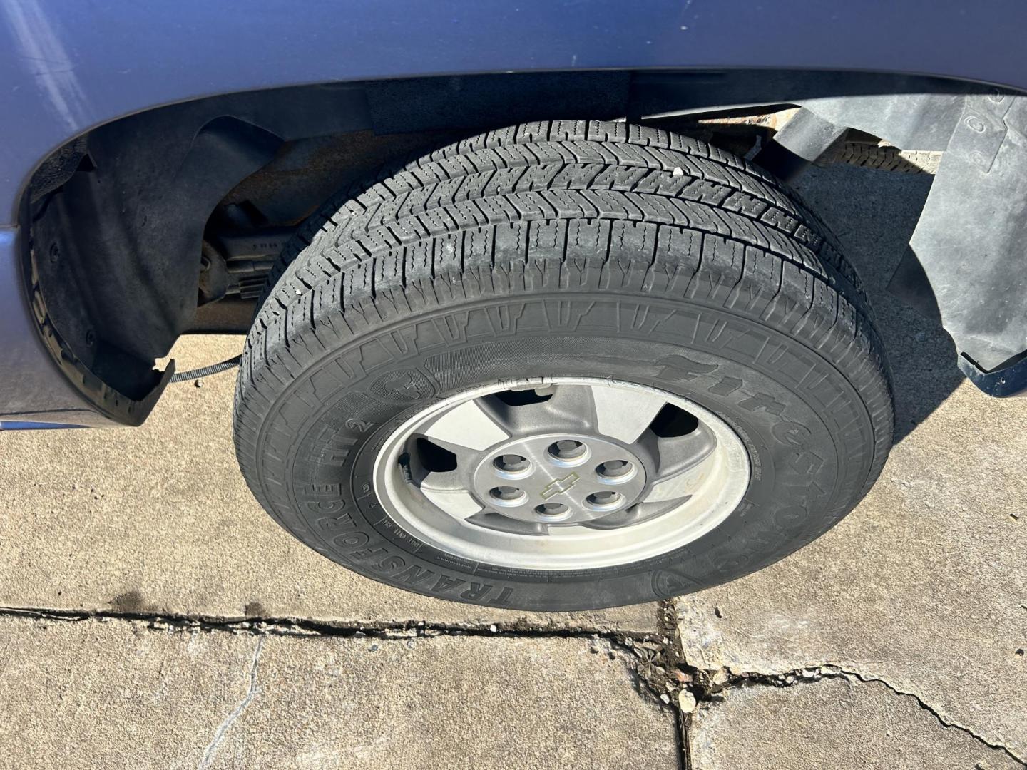 2001 BLUE /GRAY Chevrolet Suburban 1500 2WD (1GNEC16T11J) with an 5.3L V8 16V OHV engine, 4-Speed Automatic Overdrive transmission, located at 17760 Hwy 62, Morris, OK, 74445, (918) 733-4887, 35.609104, -95.877060 - 2001 CHEVY SUBURBAN 1500 2WD WITH THE 5.3L V8 ENGINE. IT FEATURES CLOTH INTERIOR, MANUAL SEATS, POWER LOCKS, POWER WINDOWS, POWER MIRRORS, AM/FM RADIO, CD PLAYER, 2ND ROW SEATING, REAR CLIMATE CONTROL, CRUISE CONTROL, AND TRAILER HITCH. FIRESTONE LT245/75R16 AND HAS 82,891 MILES. HAS CLEAN TITLE. WE - Photo#20