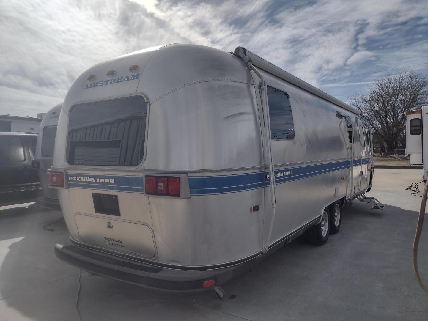 1994 Silver Airstream EXCELLA 1000 EXCELLA 1000 (1STJEAP26RJ) , located at 17760 Hwy 62, Morris, OK, 74445, 35.609104, -95.877060 - HAVE YOU EVER WANTED TO BECOME PART OF THE AIRSTREAM FAMILY? WELL HERE IS YOUR CHANCE, CHECK OUT THIS 1994 AIRSTREAM CLASSIC EXCELLA 1000 30FT OVERALL WITH A 21FT MANUAL AWNING.****CLEAN TITLE**** IN THE LIVING AND KITCHEN AREA IS A COUCH THAT FOLD DOWN FOR ADDITIONAL SLEEPING, HAS PULL OUT STORAGE - Photo#2