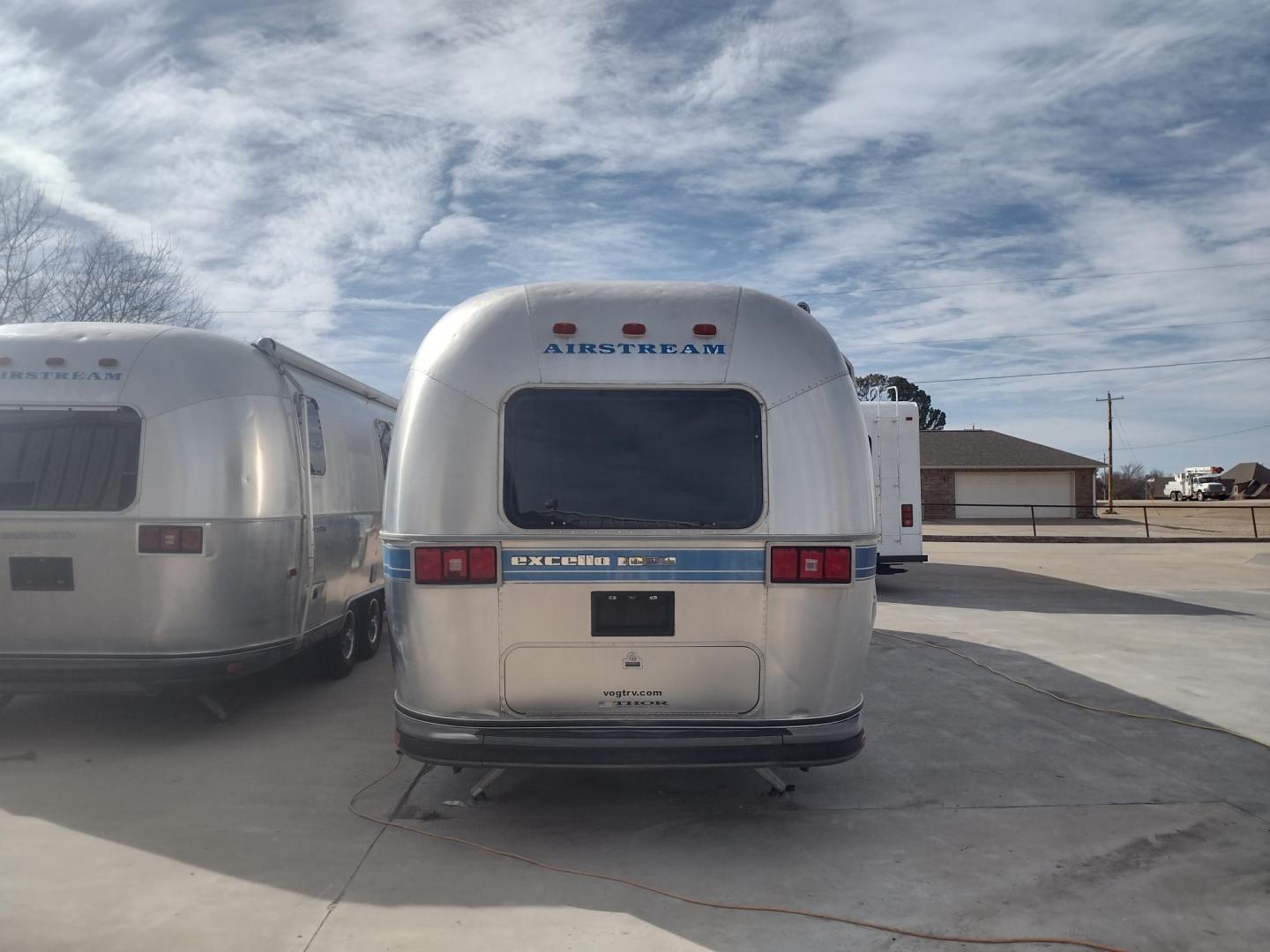1994 Silver Airstream EXCELLA 1000 EXCELLA 1000 (1STJEAP26RJ) , located at 17760 Hwy 62, Morris, OK, 74445, 35.609104, -95.877060 - HAVE YOU EVER WANTED TO BECOME PART OF THE AIRSTREAM FAMILY? WELL HERE IS YOUR CHANCE, CHECK OUT THIS 1994 AIRSTREAM CLASSIC EXCELLA 1000 30FT OVERALL WITH A 21FT MANUAL AWNING.****CLEAN TITLE**** IN THE LIVING AND KITCHEN AREA IS A COUCH THAT FOLD DOWN FOR ADDITIONAL SLEEPING, HAS PULL OUT STORAGE - Photo#3