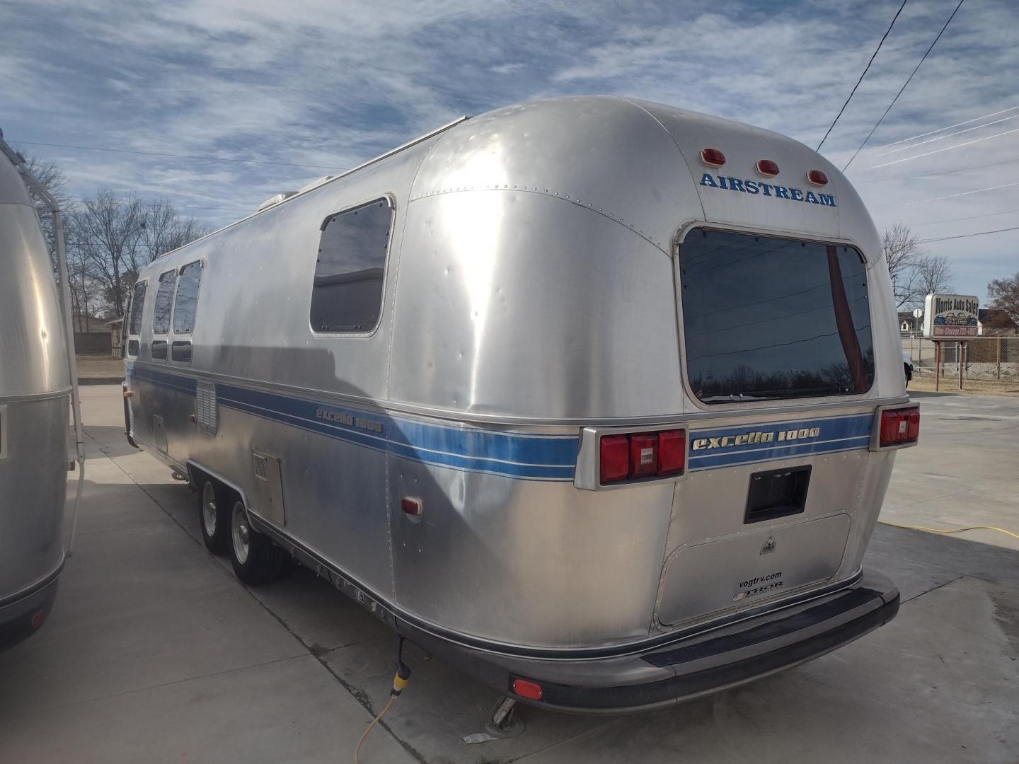 1994 Silver Airstream EXCELLA 1000 EXCELLA 1000 (1STJEAP26RJ) , located at 17760 Hwy 62, Morris, OK, 74445, 35.609104, -95.877060 - HAVE YOU EVER WANTED TO BECOME PART OF THE AIRSTREAM FAMILY? WELL HERE IS YOUR CHANCE, CHECK OUT THIS 1994 AIRSTREAM CLASSIC EXCELLA 1000 30FT OVERALL WITH A 21FT MANUAL AWNING.****CLEAN TITLE**** IN THE LIVING AND KITCHEN AREA IS A COUCH THAT FOLD DOWN FOR ADDITIONAL SLEEPING, HAS PULL OUT STORAGE - Photo#4