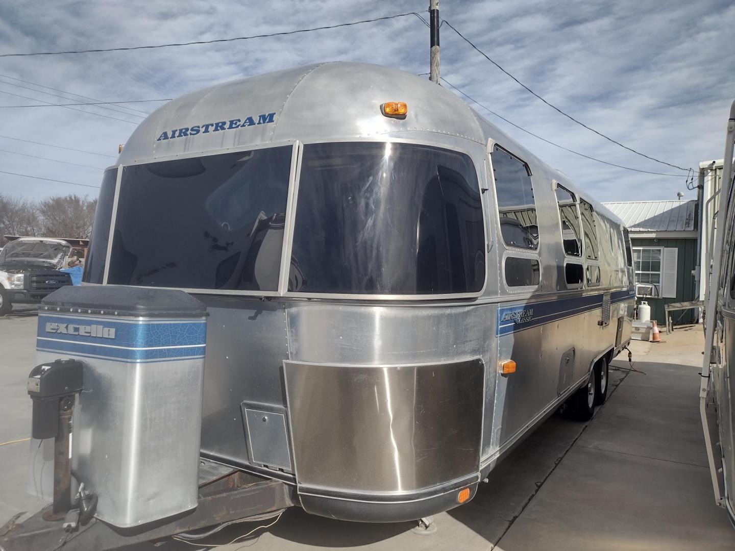 1994 Silver Airstream EXCELLA 1000 EXCELLA 1000 (1STJEAP26RJ) , located at 17760 Hwy 62, Morris, OK, 74445, 35.609104, -95.877060 - HAVE YOU EVER WANTED TO BECOME PART OF THE AIRSTREAM FAMILY? WELL HERE IS YOUR CHANCE, CHECK OUT THIS 1994 AIRSTREAM CLASSIC EXCELLA 1000 30FT OVERALL WITH A 21FT MANUAL AWNING.****CLEAN TITLE**** IN THE LIVING AND KITCHEN AREA IS A COUCH THAT FOLD DOWN FOR ADDITIONAL SLEEPING, HAS PULL OUT STORAGE - Photo#5