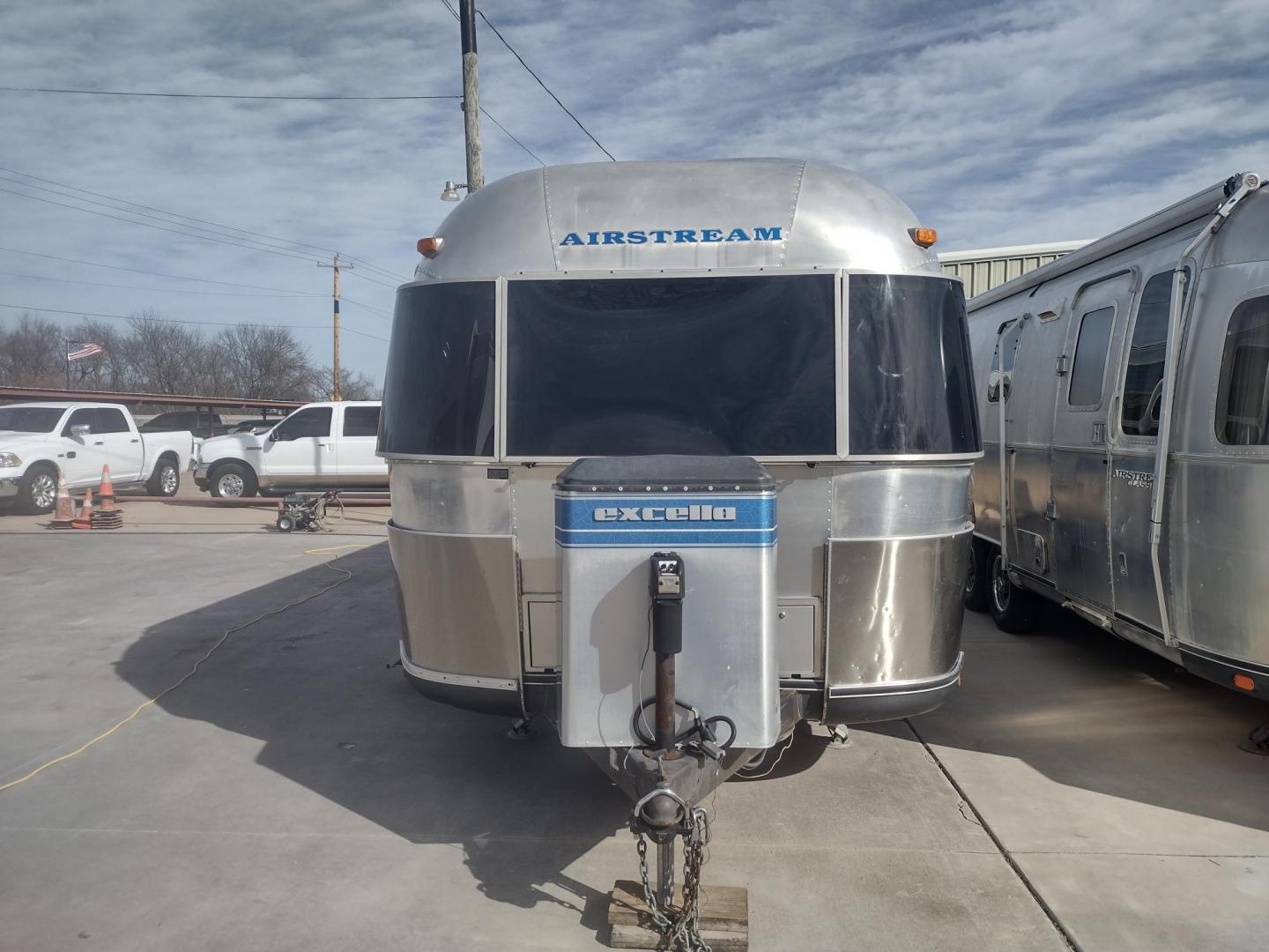 1994 Silver Airstream EXCELLA 1000 EXCELLA 1000 (1STJEAP26RJ) , located at 17760 Hwy 62, Morris, OK, 74445, 35.609104, -95.877060 - HAVE YOU EVER WANTED TO BECOME PART OF THE AIRSTREAM FAMILY? WELL HERE IS YOUR CHANCE, CHECK OUT THIS 1994 AIRSTREAM CLASSIC EXCELLA 1000 30FT OVERALL WITH A 21FT MANUAL AWNING.****CLEAN TITLE**** IN THE LIVING AND KITCHEN AREA IS A COUCH THAT FOLD DOWN FOR ADDITIONAL SLEEPING, HAS PULL OUT STORAGE - Photo#6