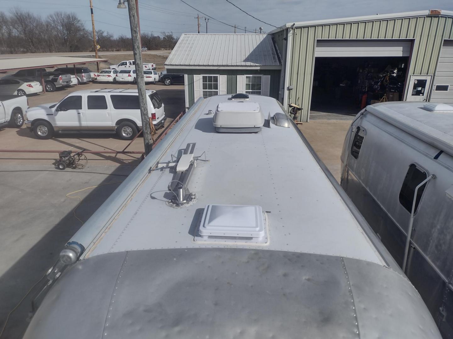 1994 Silver Airstream EXCELLA 1000 EXCELLA 1000 (1STJEAP26RJ) , located at 17760 Hwy 62, Morris, OK, 74445, 35.609104, -95.877060 - HAVE YOU EVER WANTED TO BECOME PART OF THE AIRSTREAM FAMILY? WELL HERE IS YOUR CHANCE, CHECK OUT THIS 1994 AIRSTREAM CLASSIC EXCELLA 1000 30FT OVERALL WITH A 21FT MANUAL AWNING.****CLEAN TITLE**** IN THE LIVING AND KITCHEN AREA IS A COUCH THAT FOLD DOWN FOR ADDITIONAL SLEEPING, HAS PULL OUT STORAGE - Photo#7