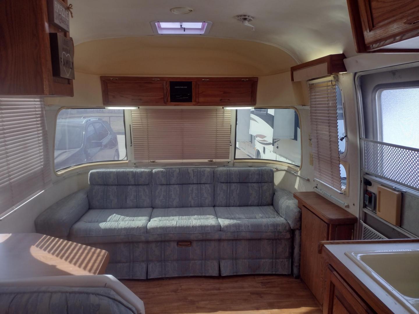 1994 Silver Airstream EXCELLA 1000 EXCELLA 1000 (1STJEAP26RJ) , located at 17760 Hwy 62, Morris, OK, 74445, 35.609104, -95.877060 - HAVE YOU EVER WANTED TO BECOME PART OF THE AIRSTREAM FAMILY? WELL HERE IS YOUR CHANCE, CHECK OUT THIS 1994 AIRSTREAM CLASSIC EXCELLA 1000 30FT OVERALL WITH A 21FT MANUAL AWNING.****CLEAN TITLE**** IN THE LIVING AND KITCHEN AREA IS A COUCH THAT FOLD DOWN FOR ADDITIONAL SLEEPING, HAS PULL OUT STORAGE - Photo#10