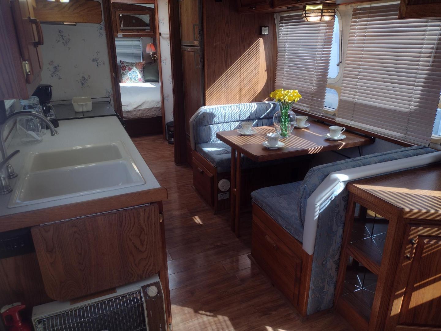 1994 Silver Airstream EXCELLA 1000 EXCELLA 1000 (1STJEAP26RJ) , located at 17760 Hwy 62, Morris, OK, 74445, 35.609104, -95.877060 - HAVE YOU EVER WANTED TO BECOME PART OF THE AIRSTREAM FAMILY? WELL HERE IS YOUR CHANCE, CHECK OUT THIS 1994 AIRSTREAM CLASSIC EXCELLA 1000 30FT OVERALL WITH A 21FT MANUAL AWNING.****CLEAN TITLE**** IN THE LIVING AND KITCHEN AREA IS A COUCH THAT FOLD DOWN FOR ADDITIONAL SLEEPING, HAS PULL OUT STORAGE - Photo#11