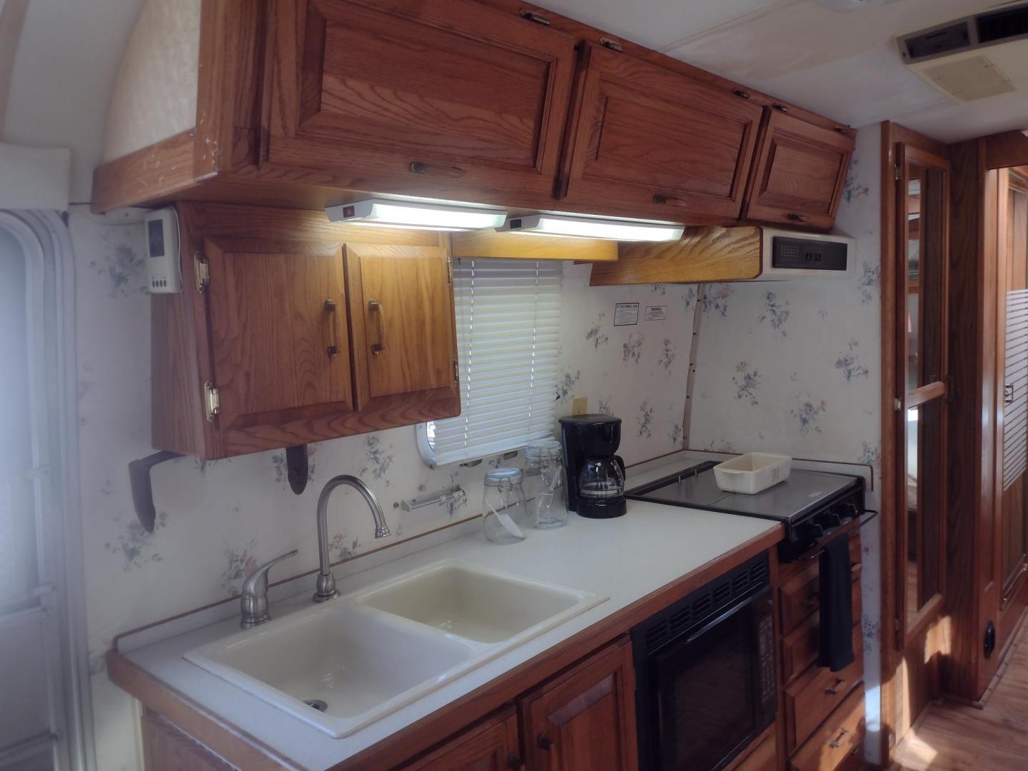 1994 Silver Airstream EXCELLA 1000 EXCELLA 1000 (1STJEAP26RJ) , located at 17760 Hwy 62, Morris, OK, 74445, 35.609104, -95.877060 - HAVE YOU EVER WANTED TO BECOME PART OF THE AIRSTREAM FAMILY? WELL HERE IS YOUR CHANCE, CHECK OUT THIS 1994 AIRSTREAM CLASSIC EXCELLA 1000 30FT OVERALL WITH A 21FT MANUAL AWNING.****CLEAN TITLE**** IN THE LIVING AND KITCHEN AREA IS A COUCH THAT FOLD DOWN FOR ADDITIONAL SLEEPING, HAS PULL OUT STORAGE - Photo#23