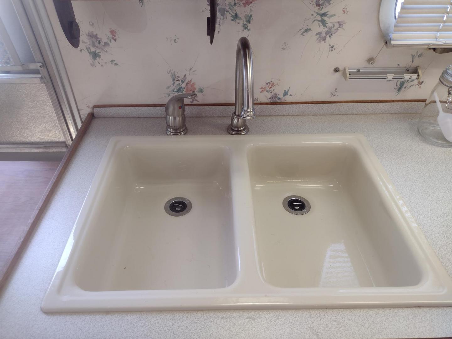 1994 Silver Airstream EXCELLA 1000 EXCELLA 1000 (1STJEAP26RJ) , located at 17760 Hwy 62, Morris, OK, 74445, 35.609104, -95.877060 - HAVE YOU EVER WANTED TO BECOME PART OF THE AIRSTREAM FAMILY? WELL HERE IS YOUR CHANCE, CHECK OUT THIS 1994 AIRSTREAM CLASSIC EXCELLA 1000 30FT OVERALL WITH A 21FT MANUAL AWNING.****CLEAN TITLE**** IN THE LIVING AND KITCHEN AREA IS A COUCH THAT FOLD DOWN FOR ADDITIONAL SLEEPING, HAS PULL OUT STORAGE - Photo#25