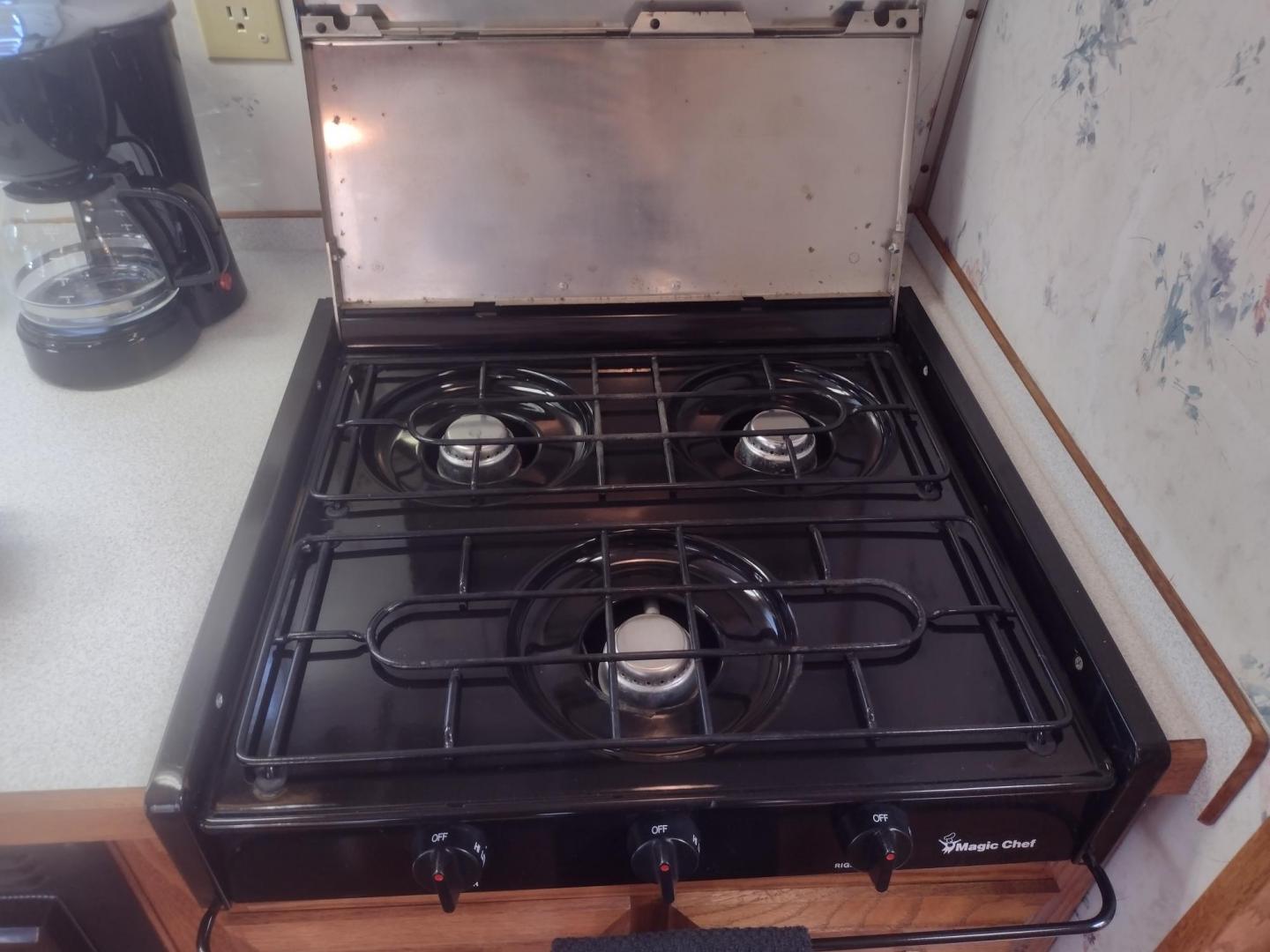 1994 Silver Airstream EXCELLA 1000 EXCELLA 1000 (1STJEAP26RJ) , located at 17760 Hwy 62, Morris, OK, 74445, 35.609104, -95.877060 - HAVE YOU EVER WANTED TO BECOME PART OF THE AIRSTREAM FAMILY? WELL HERE IS YOUR CHANCE, CHECK OUT THIS 1994 AIRSTREAM CLASSIC EXCELLA 1000 30FT OVERALL WITH A 21FT MANUAL AWNING.****CLEAN TITLE**** IN THE LIVING AND KITCHEN AREA IS A COUCH THAT FOLD DOWN FOR ADDITIONAL SLEEPING, HAS PULL OUT STORAGE - Photo#26