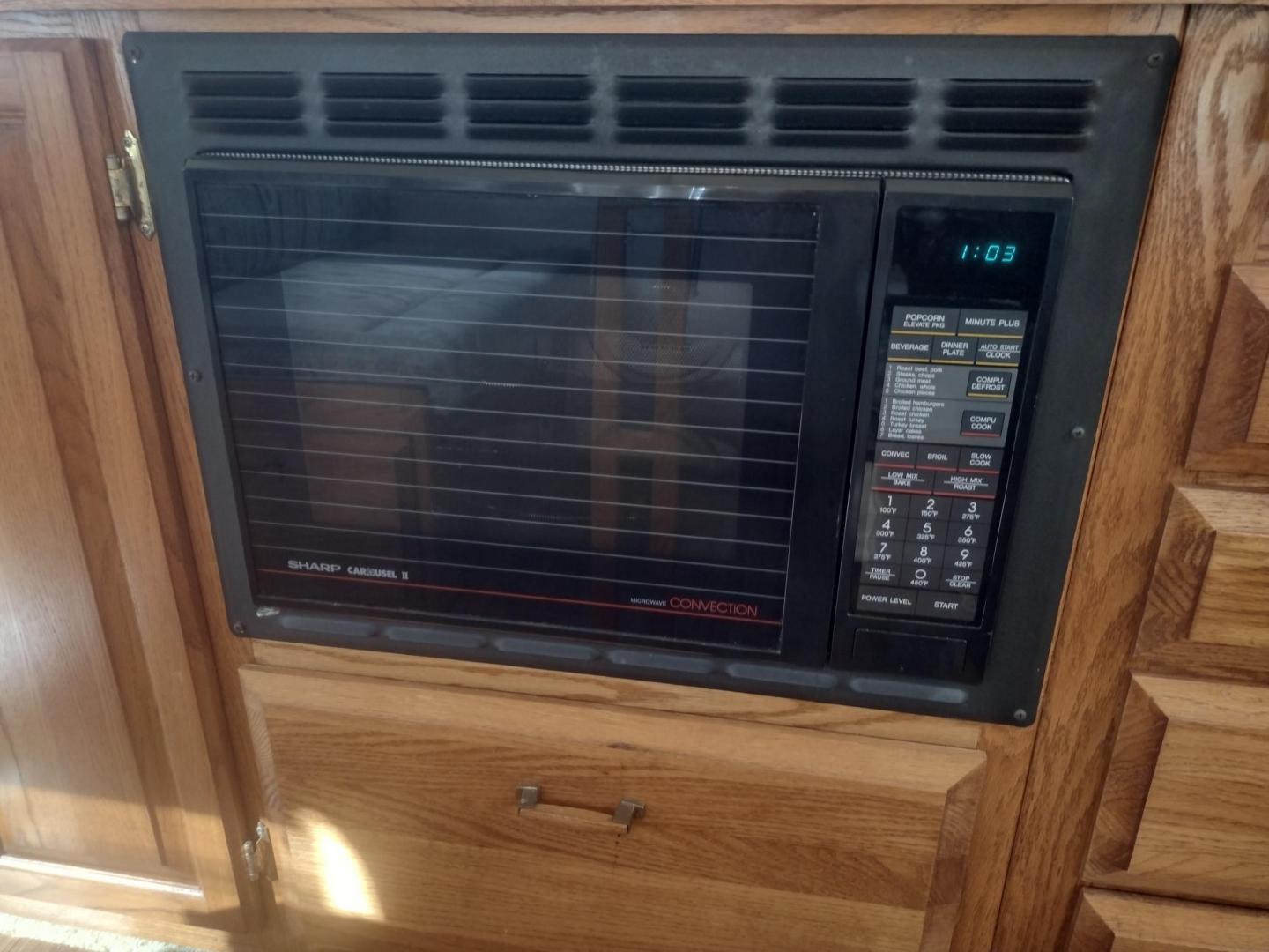 1994 Silver Airstream EXCELLA 1000 EXCELLA 1000 (1STJEAP26RJ) , located at 17760 Hwy 62, Morris, OK, 74445, 35.609104, -95.877060 - HAVE YOU EVER WANTED TO BECOME PART OF THE AIRSTREAM FAMILY? WELL HERE IS YOUR CHANCE, CHECK OUT THIS 1994 AIRSTREAM CLASSIC EXCELLA 1000 30FT OVERALL WITH A 21FT MANUAL AWNING.****CLEAN TITLE**** IN THE LIVING AND KITCHEN AREA IS A COUCH THAT FOLD DOWN FOR ADDITIONAL SLEEPING, HAS PULL OUT STORAGE - Photo#28